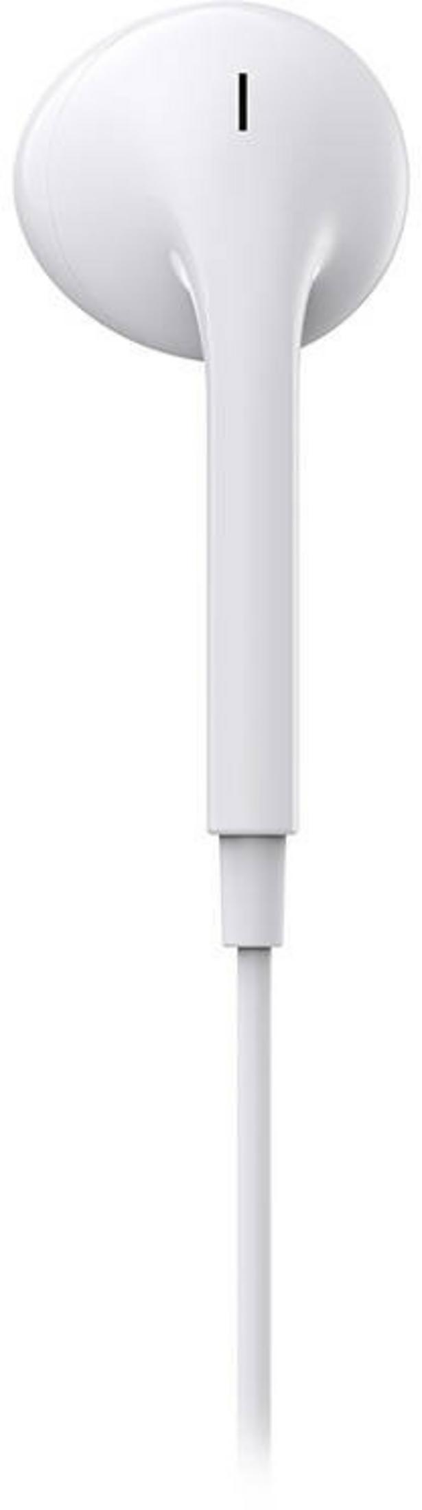 Un écouteur filaire blanc sur fond blanc.
