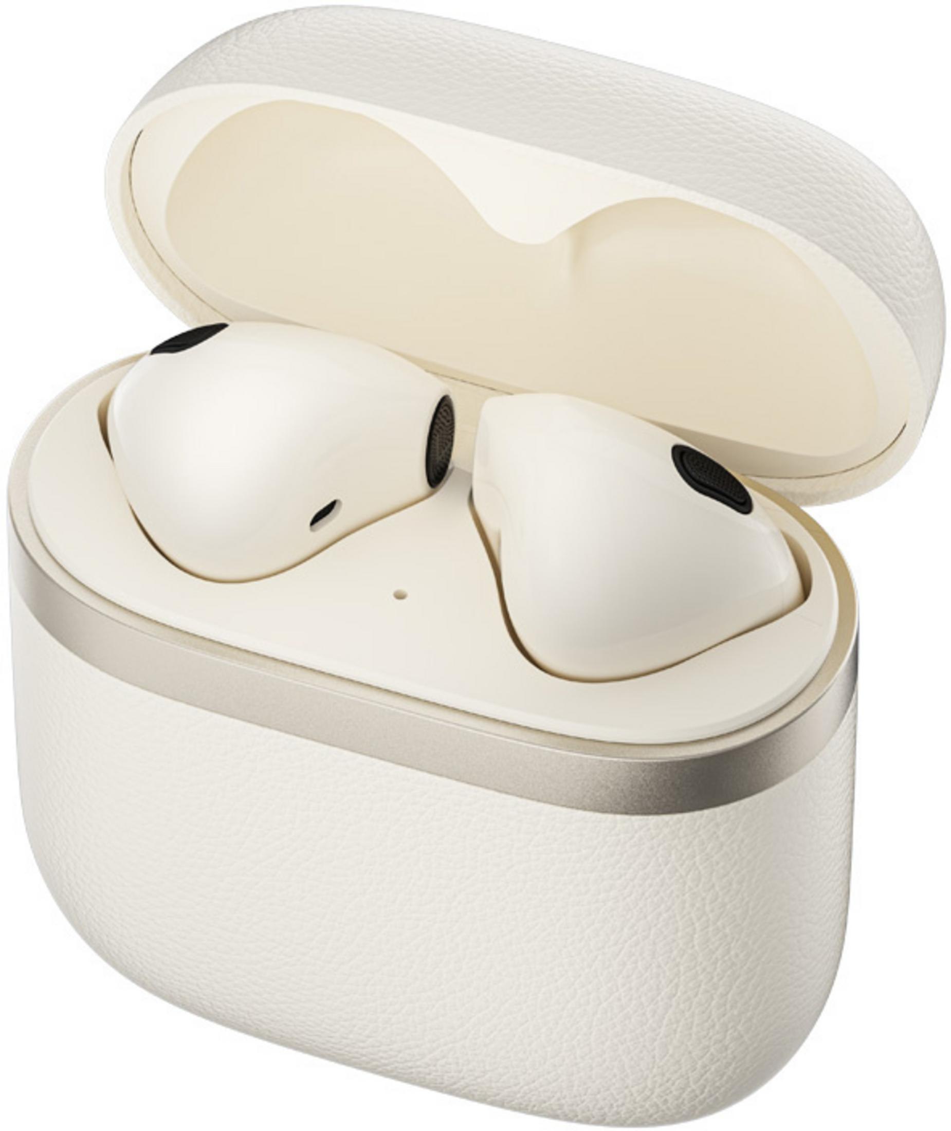 Białe słuchawki bezprzewodowe w otwartym, fakturowanym etui ładującym na białym tle.