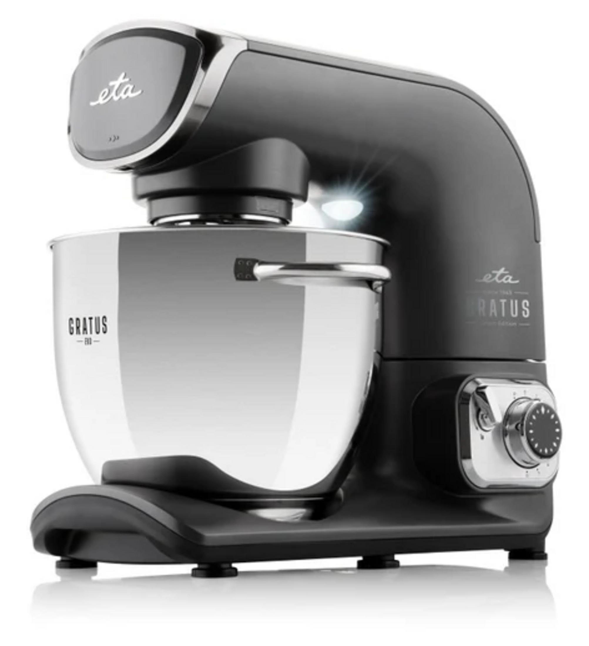Eine matte schwarze Küchenmaschine mit Edelstahl-Rührschüssel und beleuchtetem Arbeitsbereich vor weißem Hintergrund.