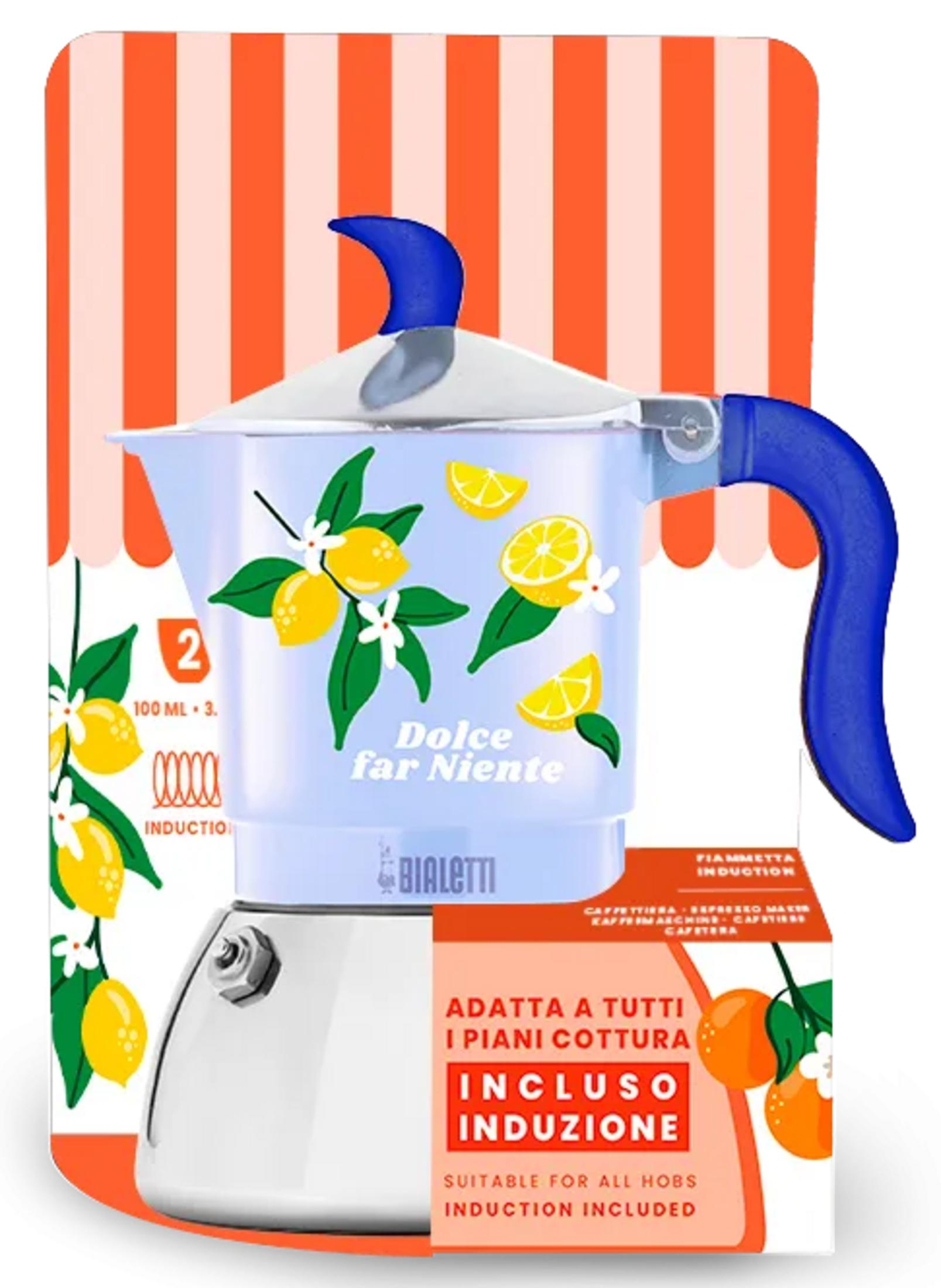 Cafetière Moka Bialetti à poignée bleue, motifs de citrons et texte Dolce far Niente, sur fond à rayures orange.
