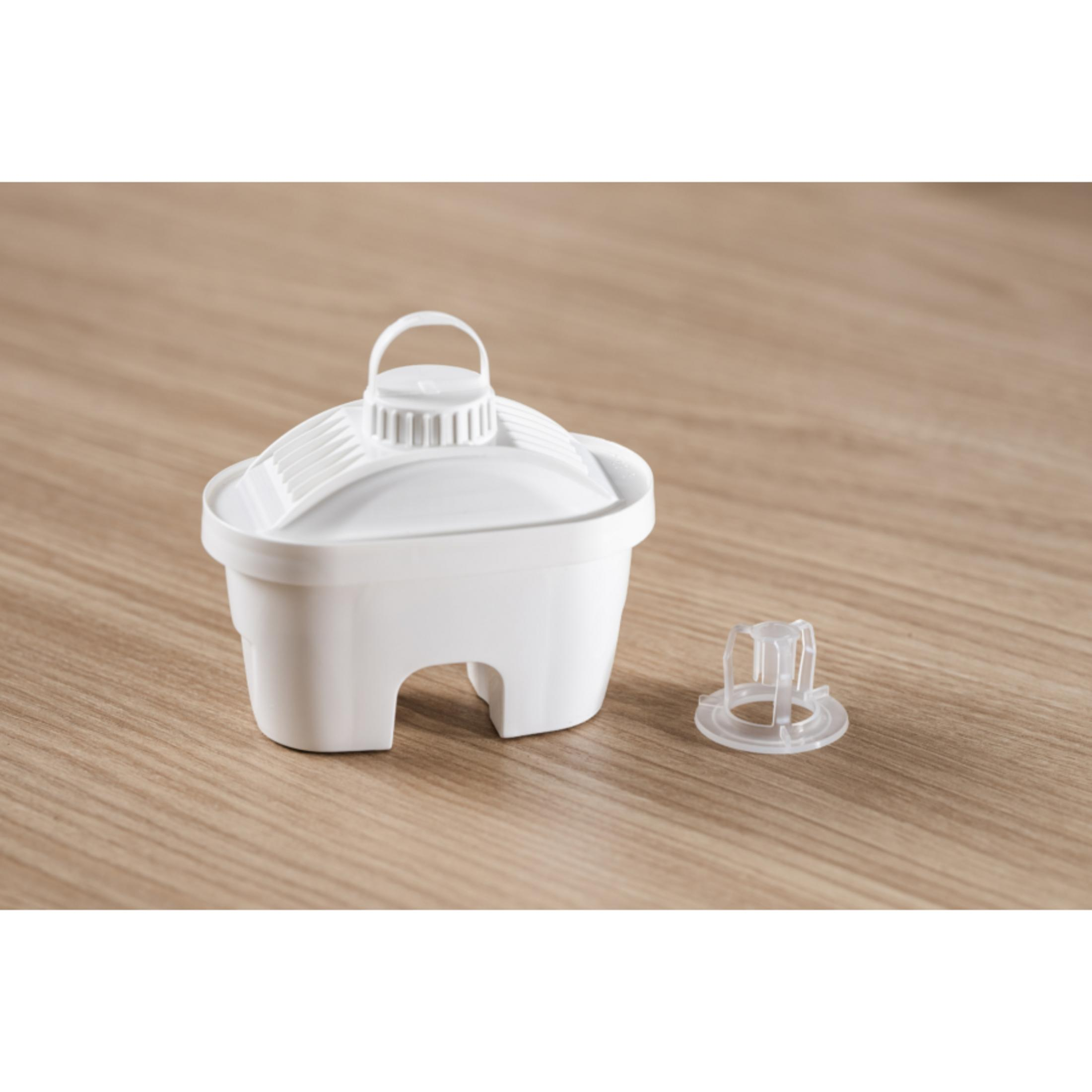 Ein weißer Wasserfilter mit Griff und ein kleines transparentes Plastikteil liegen auf einem Holztisch.