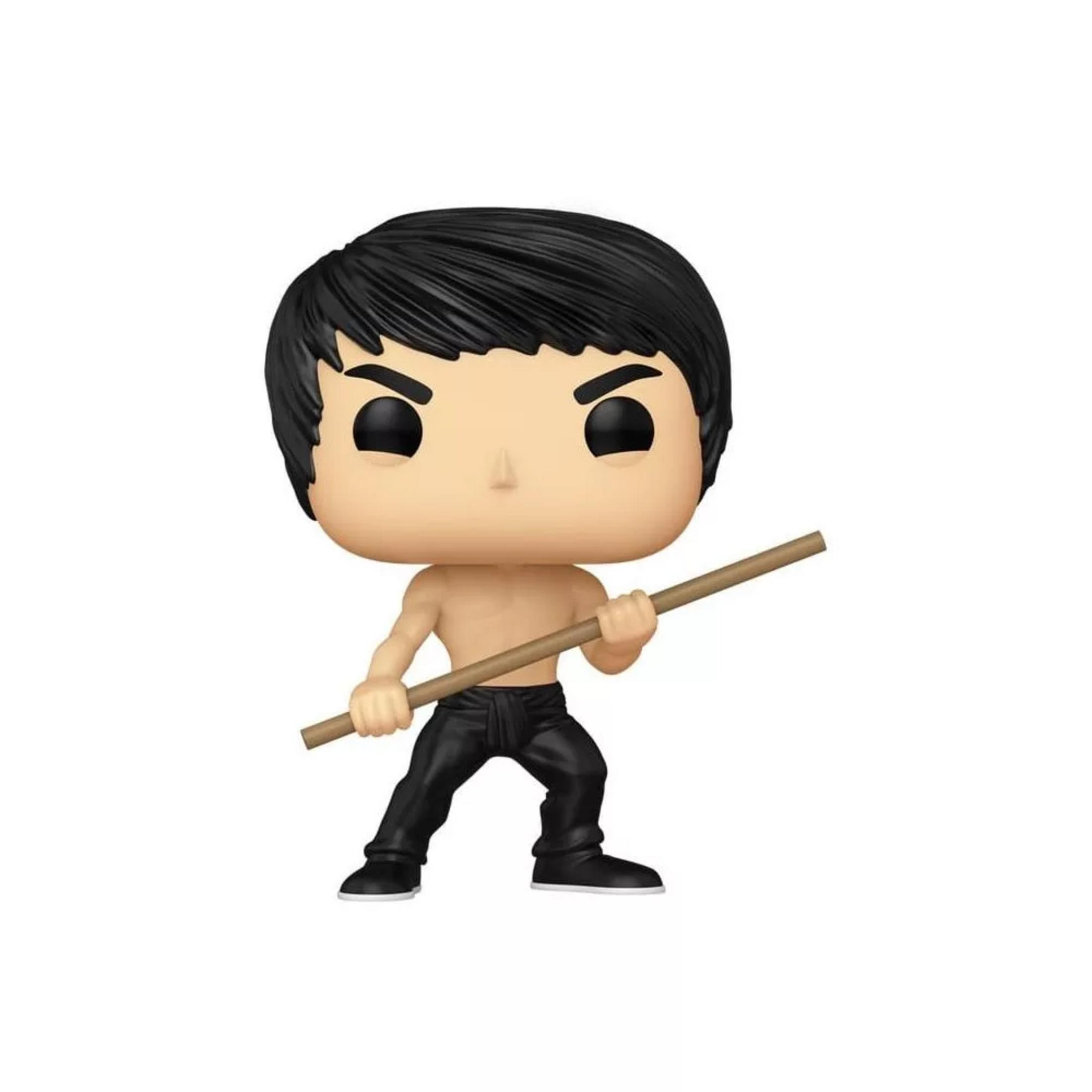 Eine Bruce Lee Funko Pop Figur mit schwarzer Hose und einem Bo-Stab.