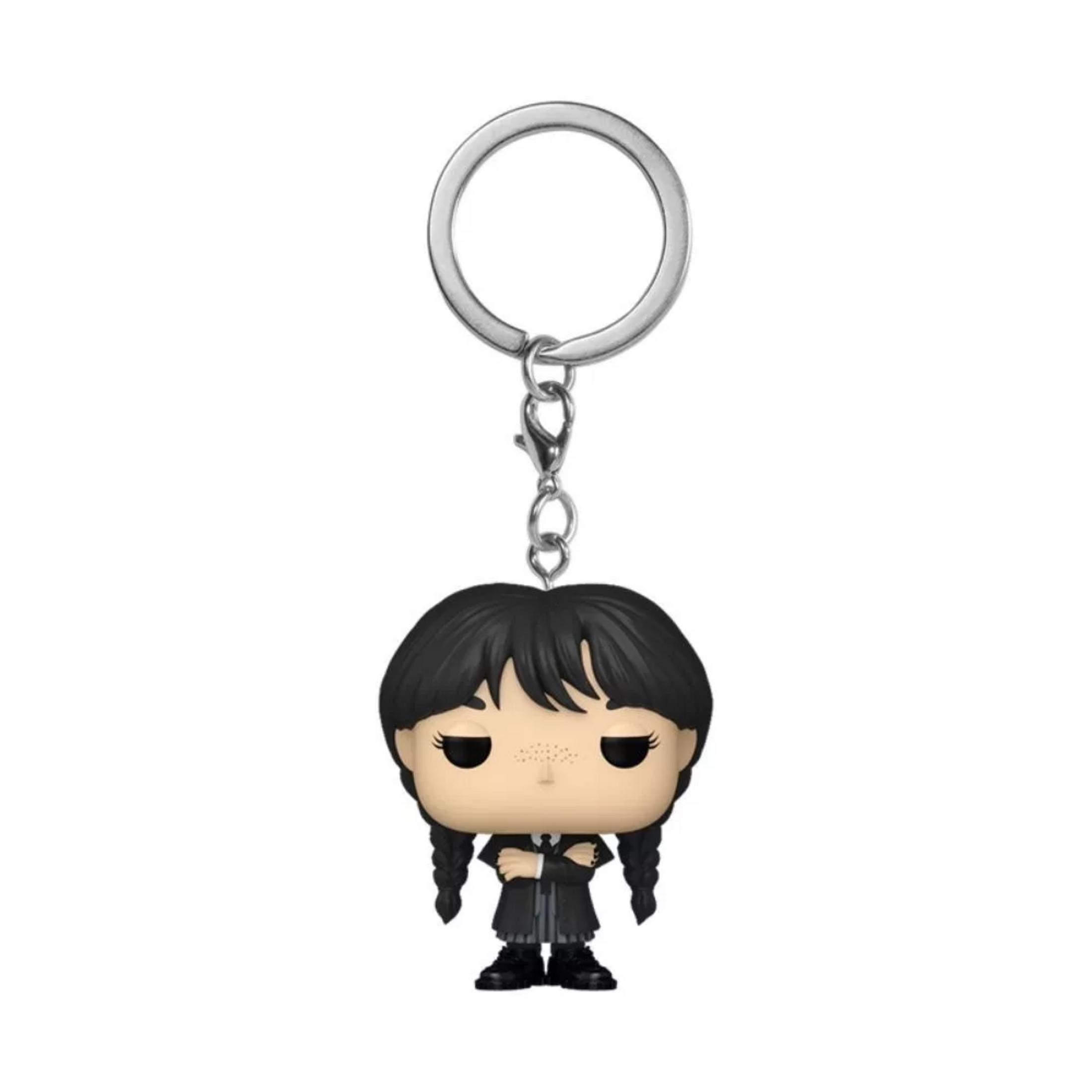 Ein Wednesday Addams Funko Pop Schlüsselanhänger mit schwarzem Zopfhaar und weißem Kragen vor weißem Hintergrund.