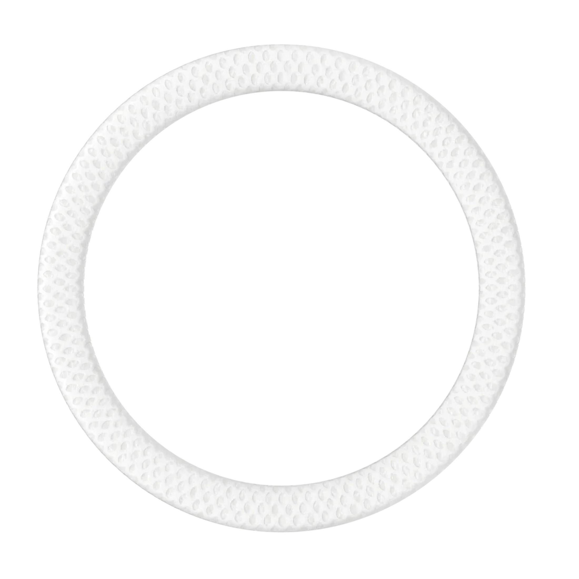 Ein weißer, runder Ring mit strukturierter Oberfläche isoliert auf weißem Hintergrund.