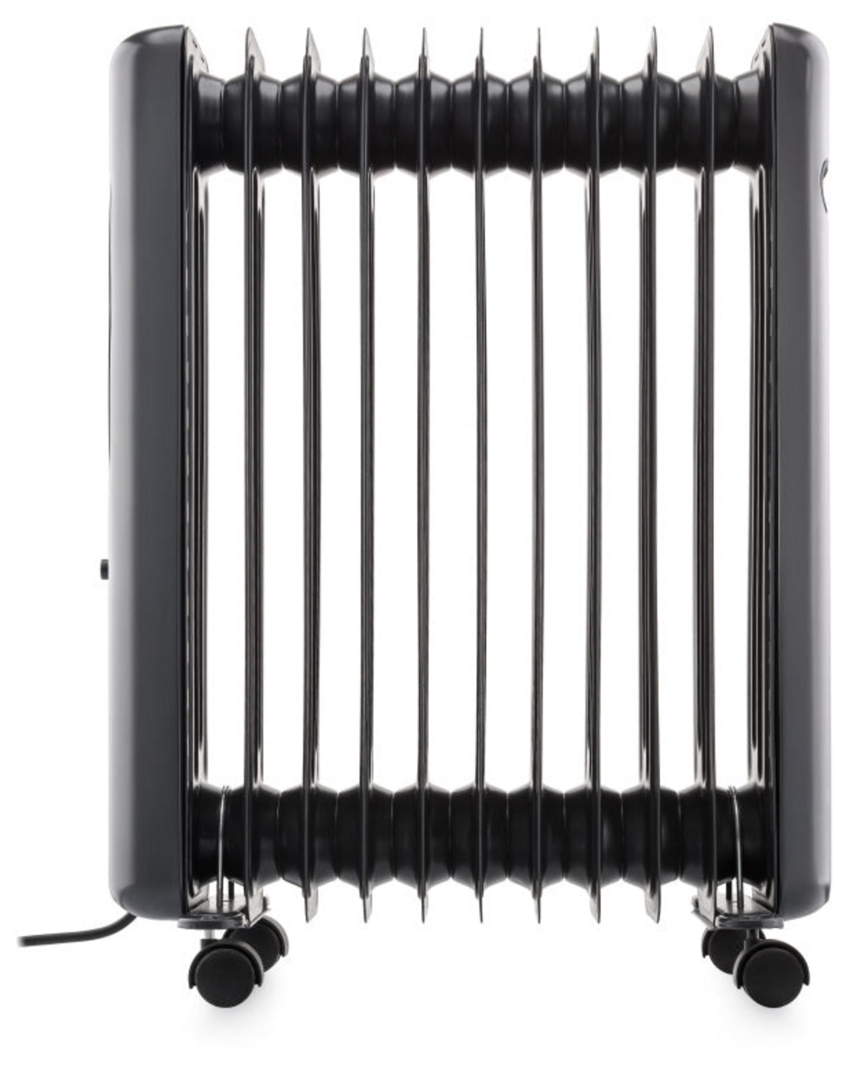 Ein schwarzer elektrischer Ölradiator mit Rollen vor weißem Hintergrund.