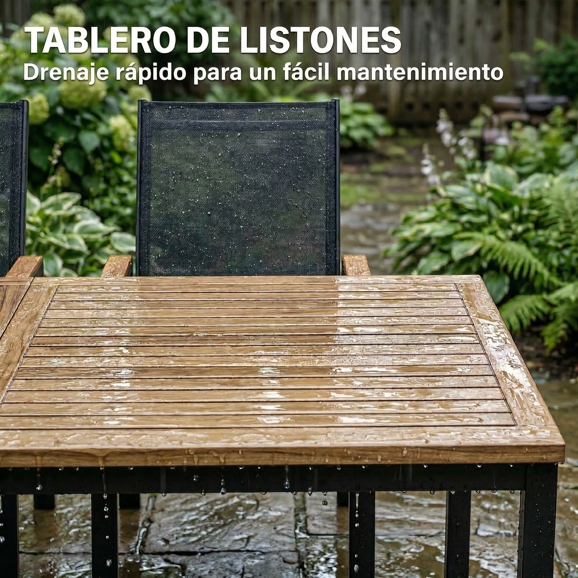 Tavolo e sedie da giardino in legno a doghe bagnate dalla pioggia.