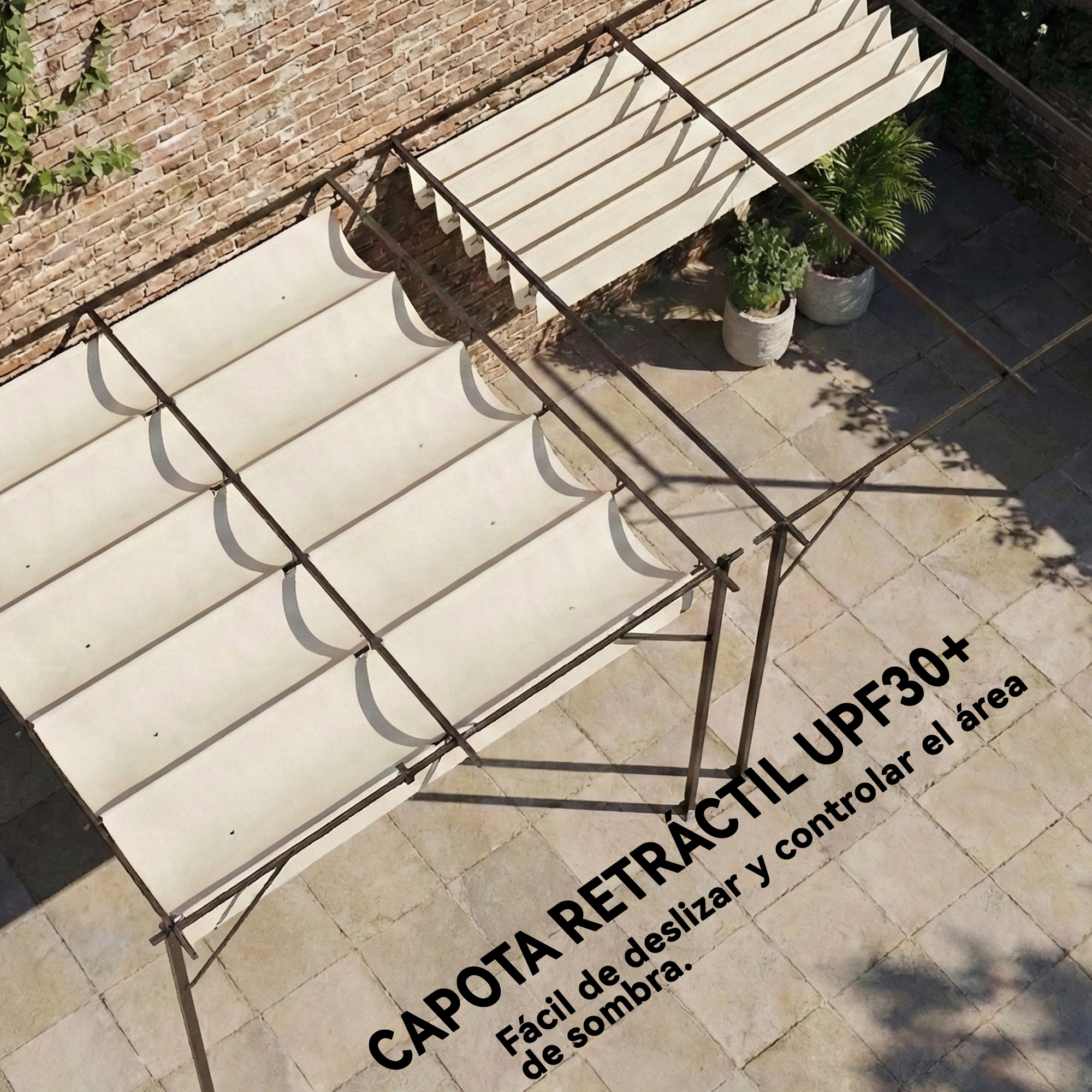 Vista dall'alto di un pergolato con tende retrattili beige su un patio pavimentato.