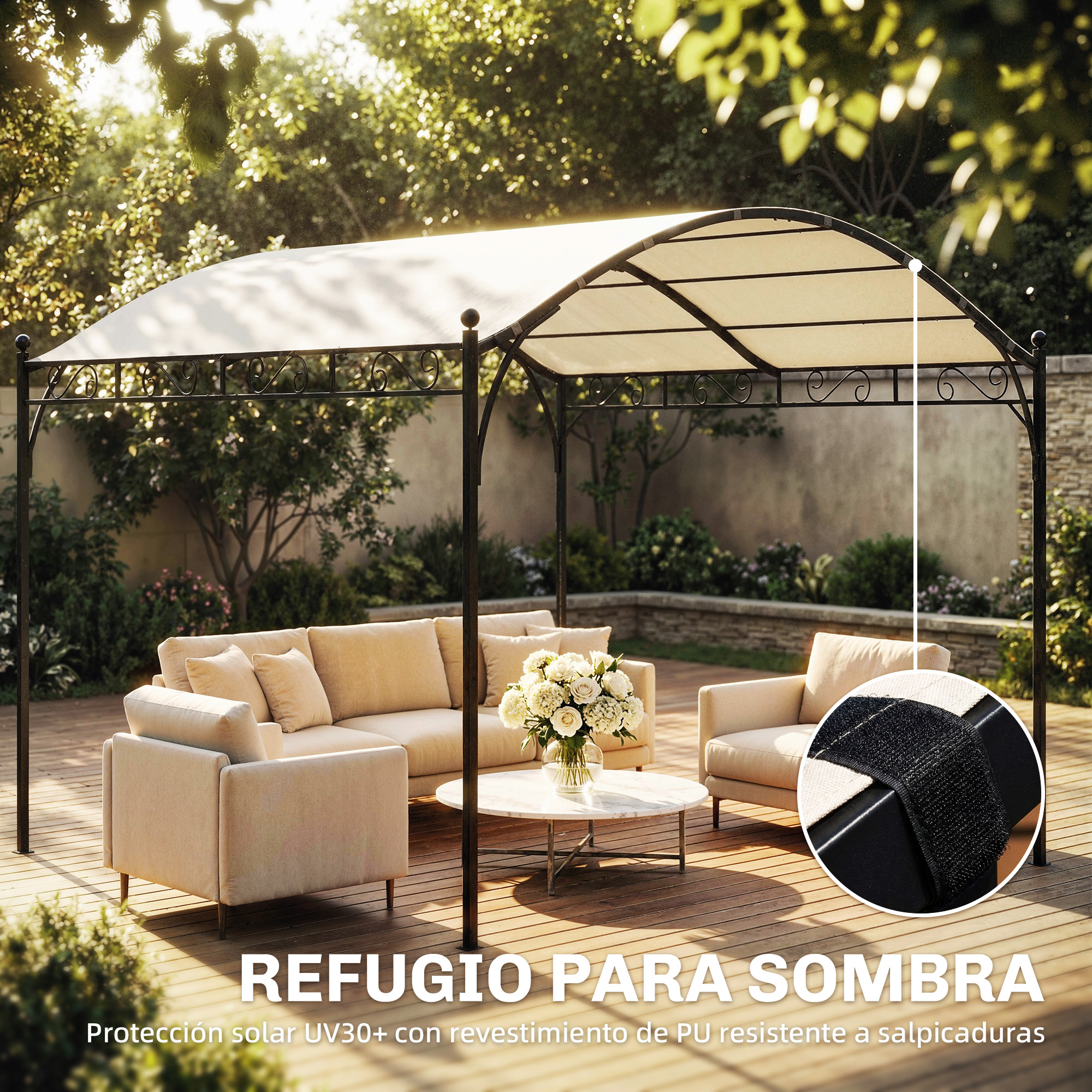 Mobili da giardino beige sotto un gazebo nero con tetto bianco su terrazzo.