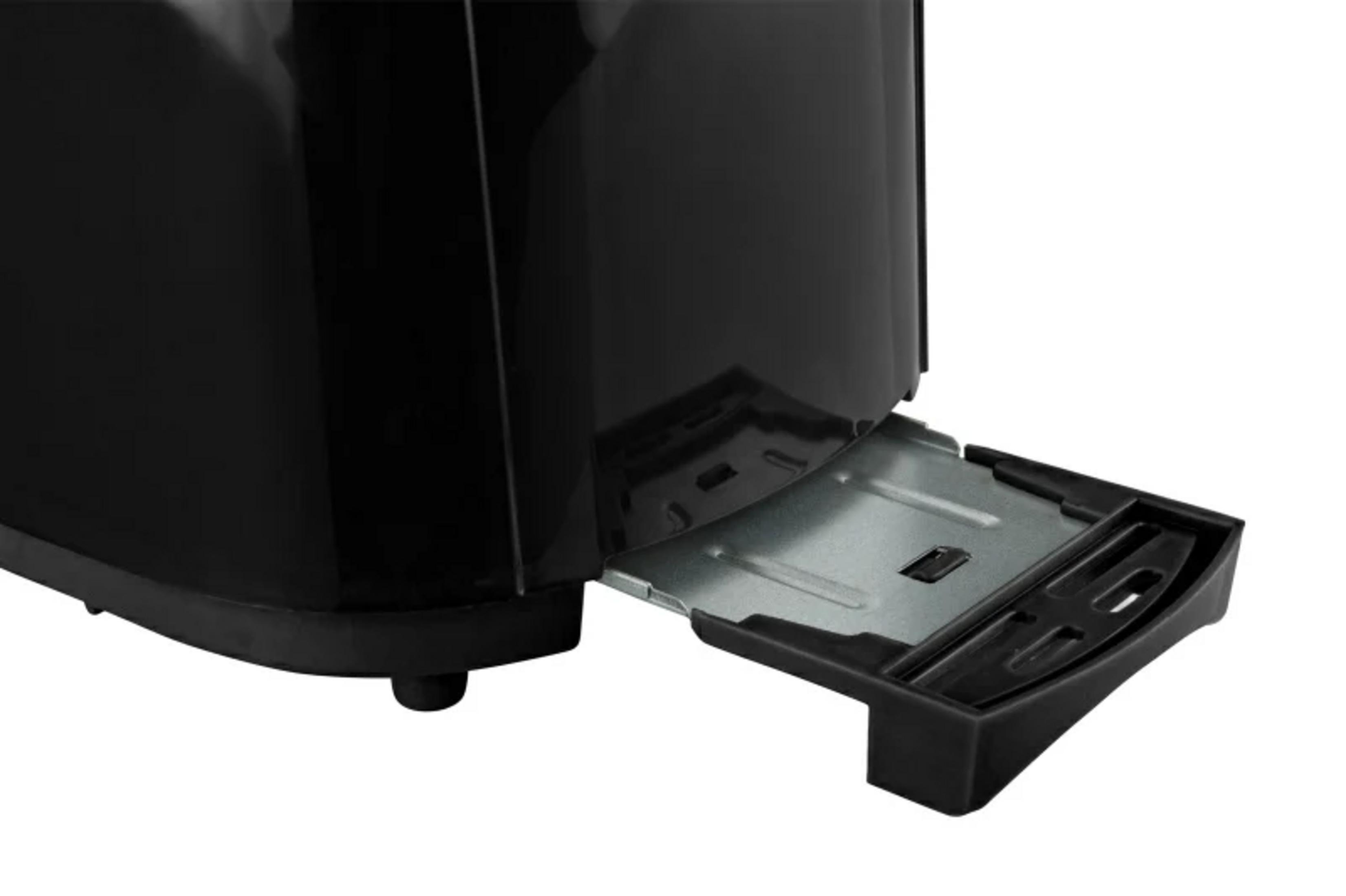 Ein schwarzer Toaster mit teilweise herausgezogener, silberner Krümelschublade auf weißem Hintergrund.