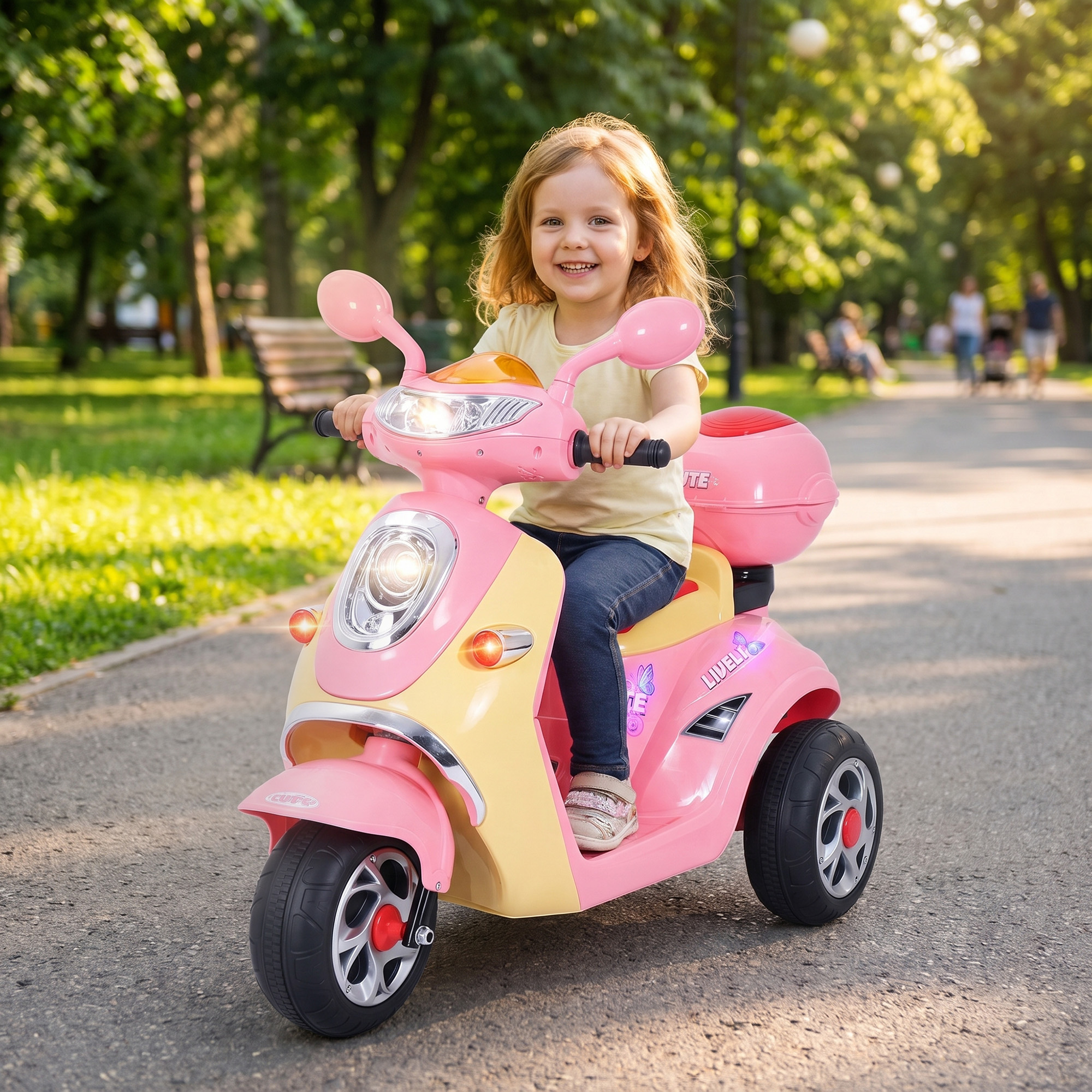Una niña sonriente monta un monopatín de juguete rosa y amarillo en un parque soleado.