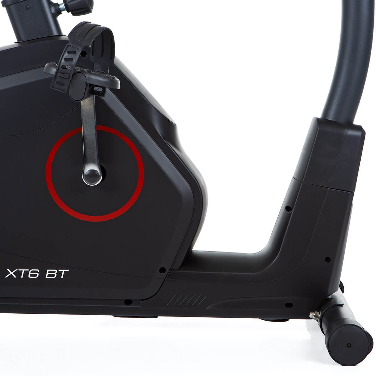 Nahaufnahme eines schwarzen Heimtrainer-Rahmens mit einem roten Kreis an der Seite und der Aufschrift XT6 BT.