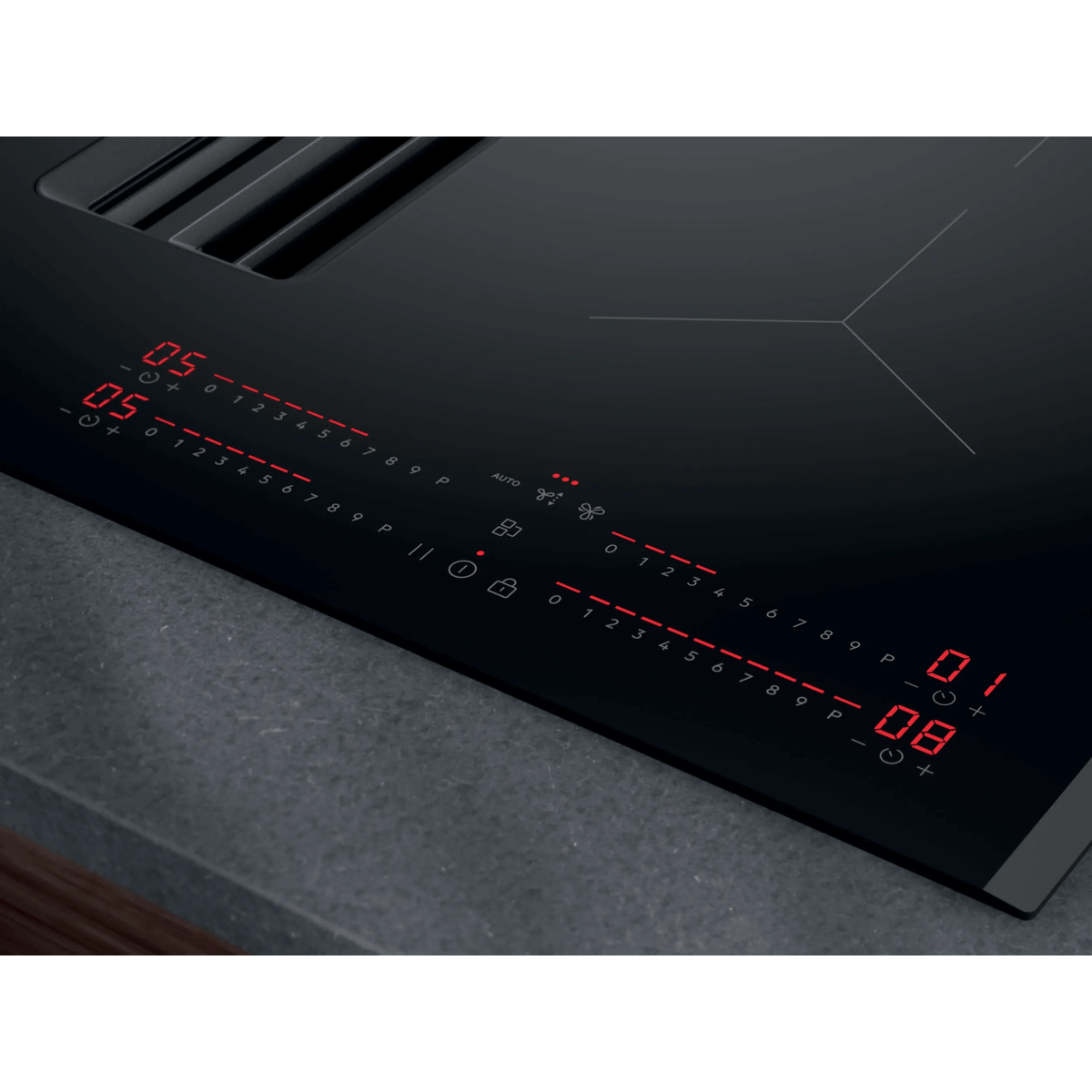Una encimera de inducción negra muestra controles táctiles digitales rojos, niveles de potencia y una rejilla de ventilación.