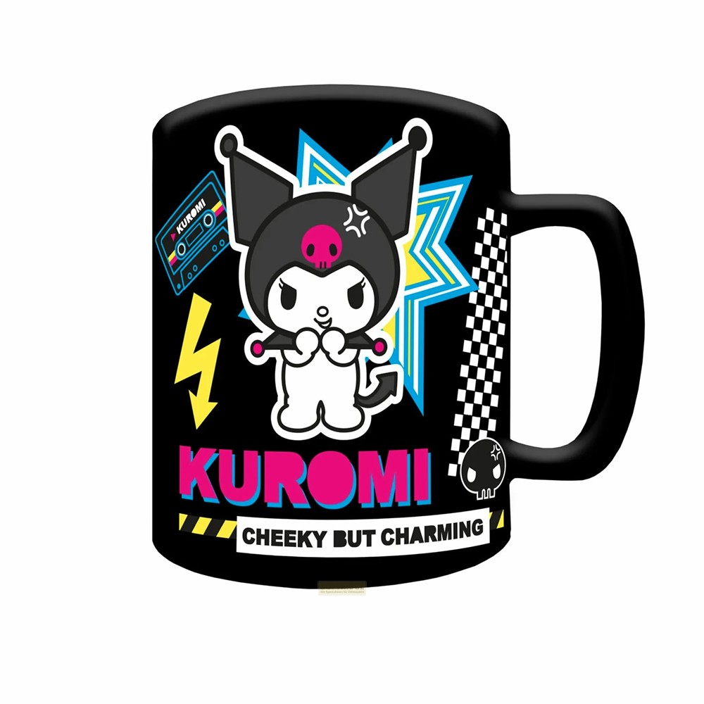 Taza negra con Kuromi, letras rosas de KUROMI y el texto CHEEKY BUT CHARMING.