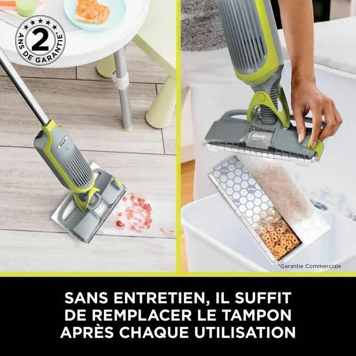 Ein grauer und grüner Mopp entfernt Schmutz, und ein Pad wird über dem Mülleimer abgeworfen.