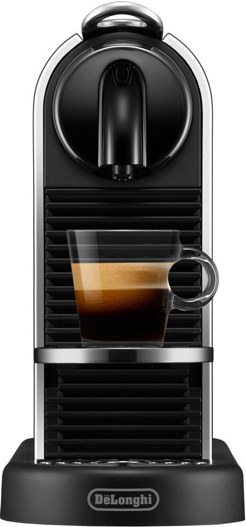 Eine schwarze und silberne DeLonghi Kaffeemaschine mit einer Glastasse voll frischem Espresso auf dem Gitter.