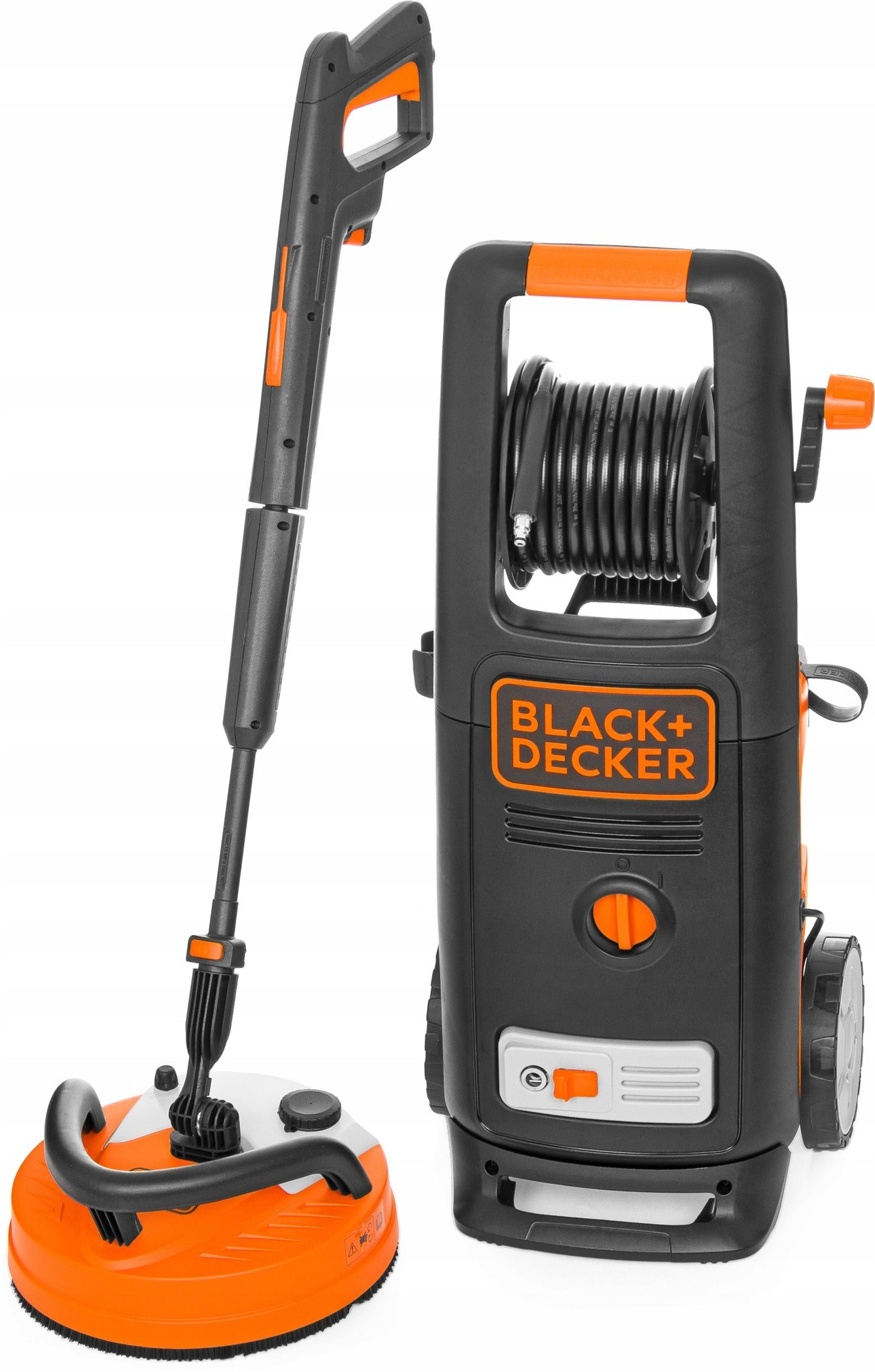 Hidrolavadora Black+Decker negra y naranja con carrete de manguera, mango y limpiador de superficies sobre fondo blanco.