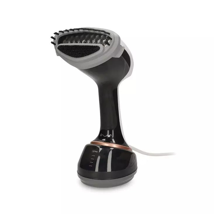 Un vaporizzatore per indumenti portatile nero e grigio con un anello color rame si trova su sfondo bianco.