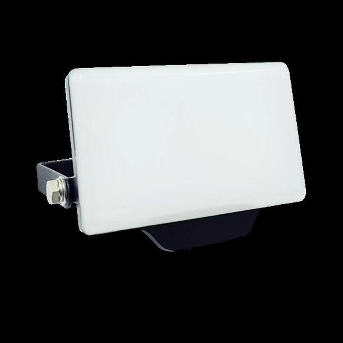 Un proyector blanco y rectangular con soporte de montaje negro sobre fondo negro.