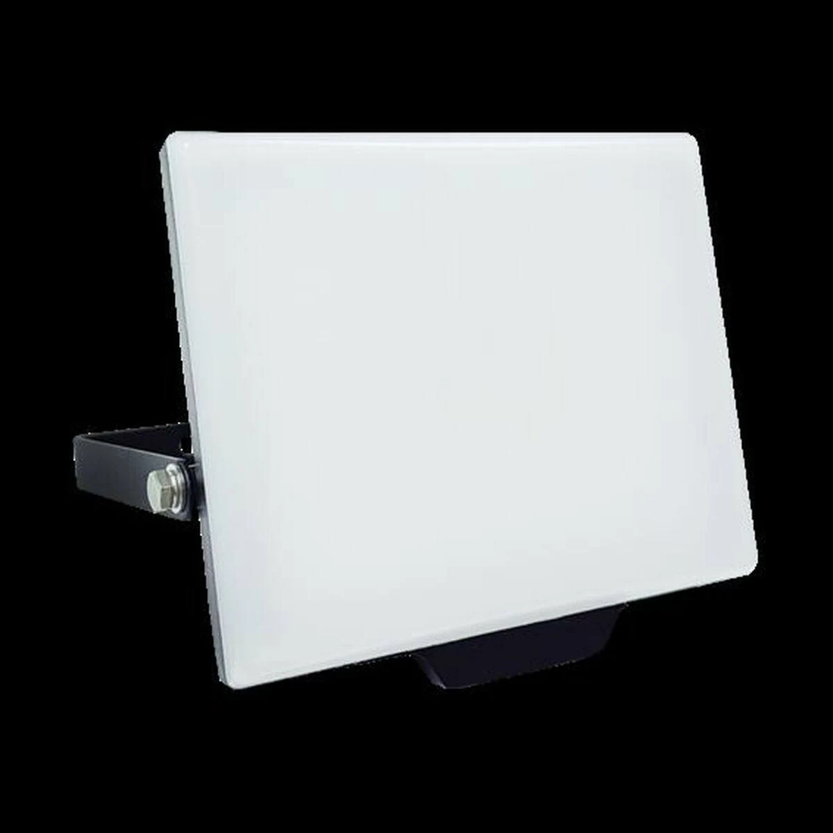 Un proyector LED blanco con marco de metal negro y soporte sobre fondo negro.