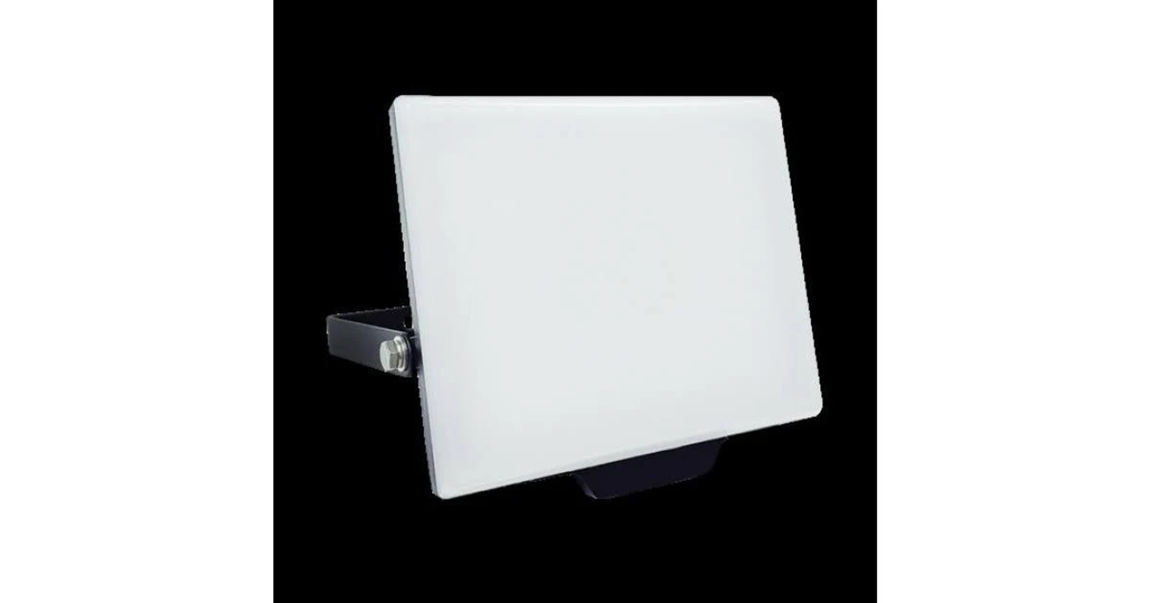 Un proyector LED blanco con soporte negro sobre fondo negro.