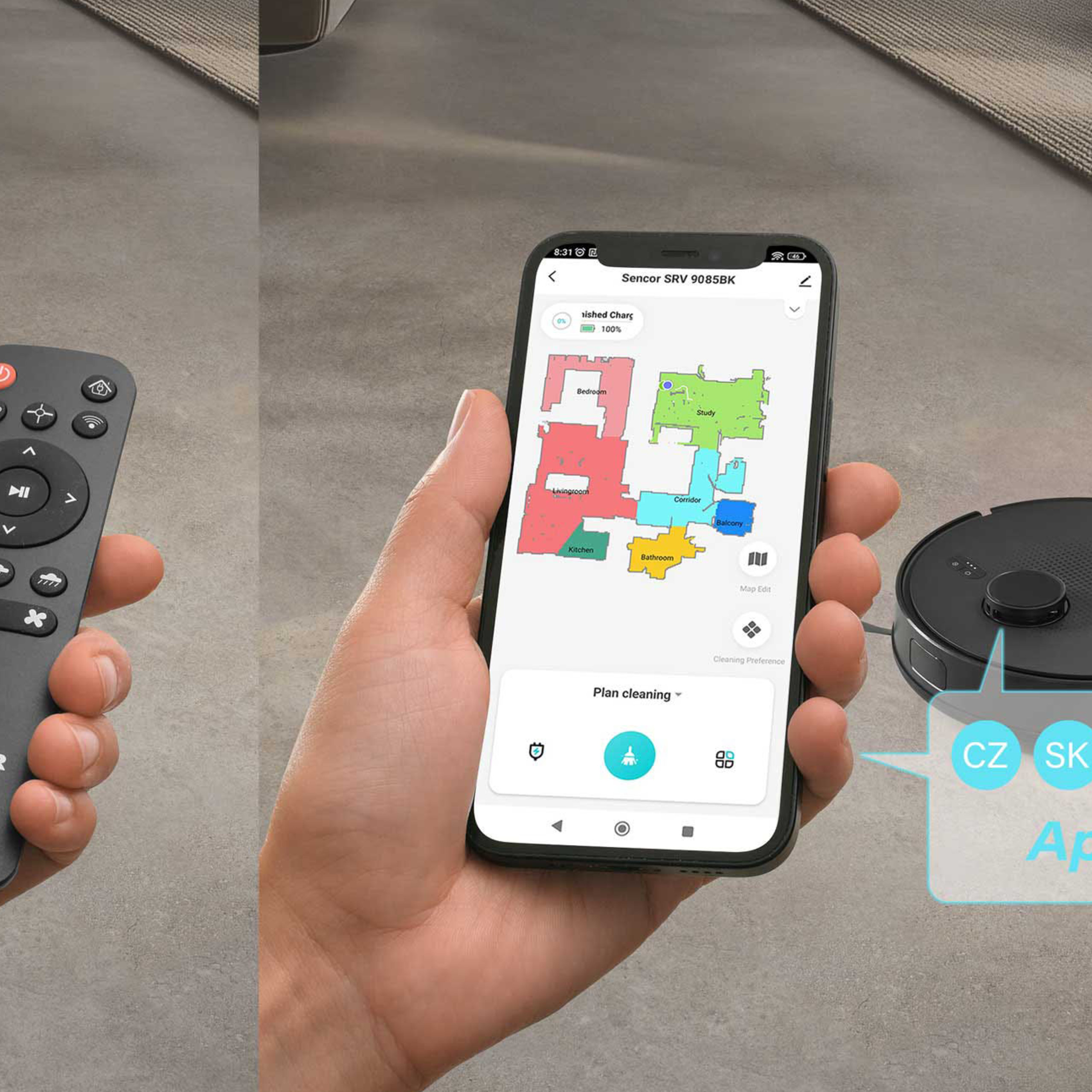 Una mano sostiene un teléfono con un mapa de aspiradora robot, junto a un control remoto y una aspiradora.