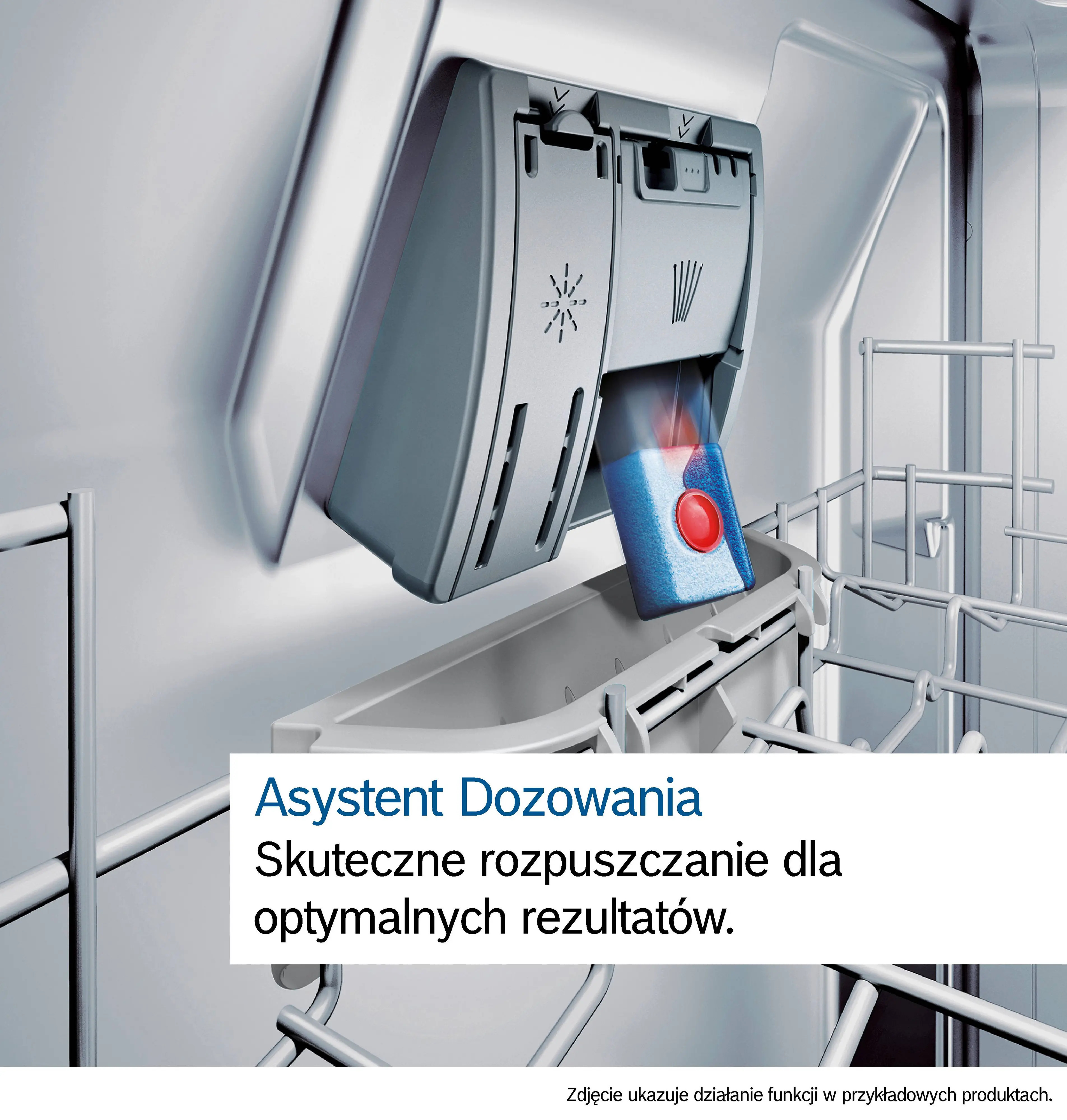 Tabletka do zmywarki spada do tacki dozownika w otwartej zmywarce.