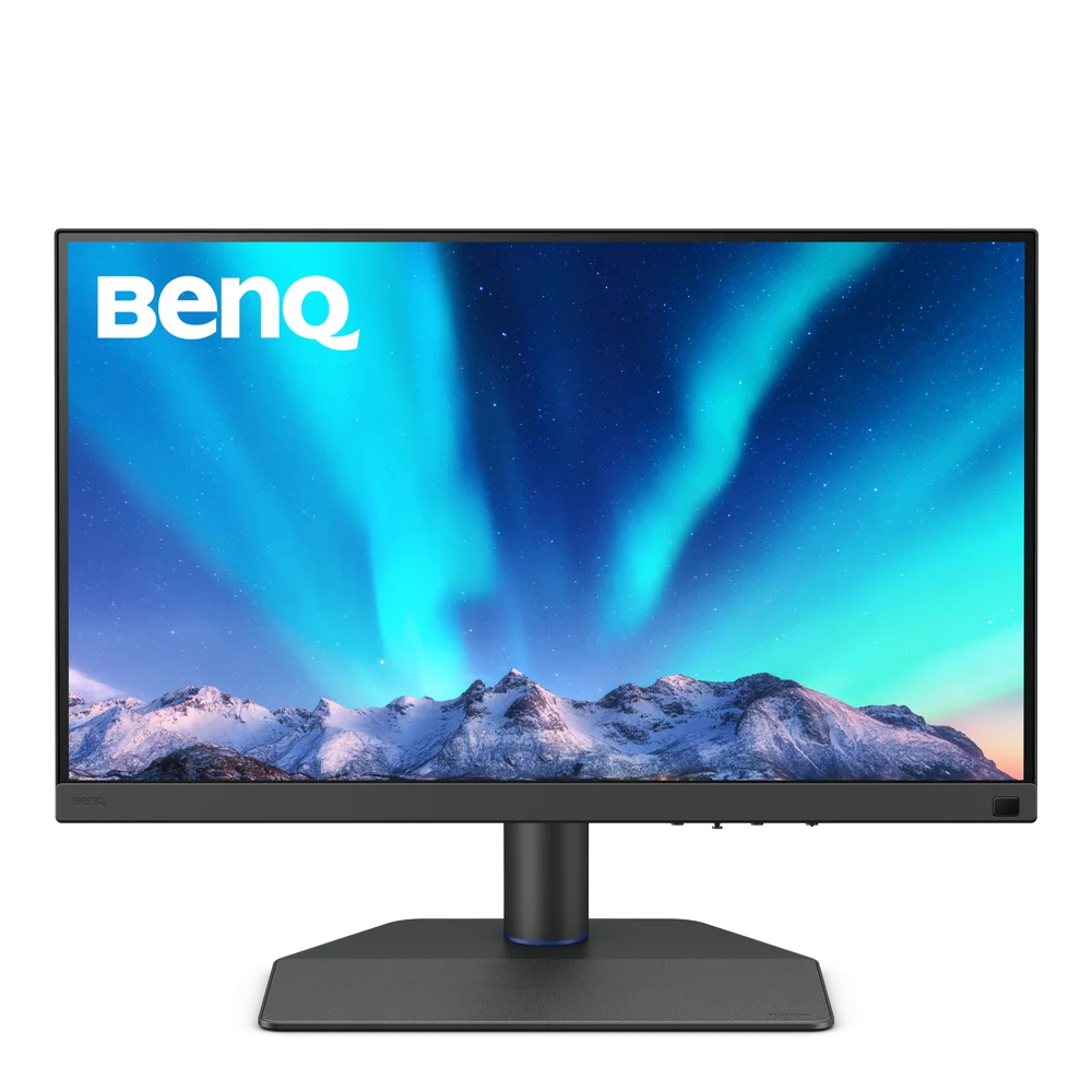 Ein schwarzer BenQ-Monitor zeigt ein schneebedecktes Bergpanorama unter Nordlichtern.
