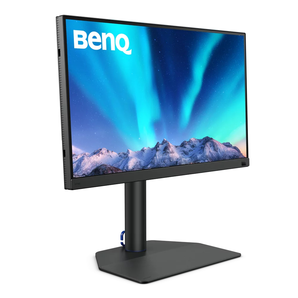 Ein schwarzer BenQ-Monitor auf einem Ständer mit einem Bild von Bergen unter Polarlichtern auf dem Bildschirm.