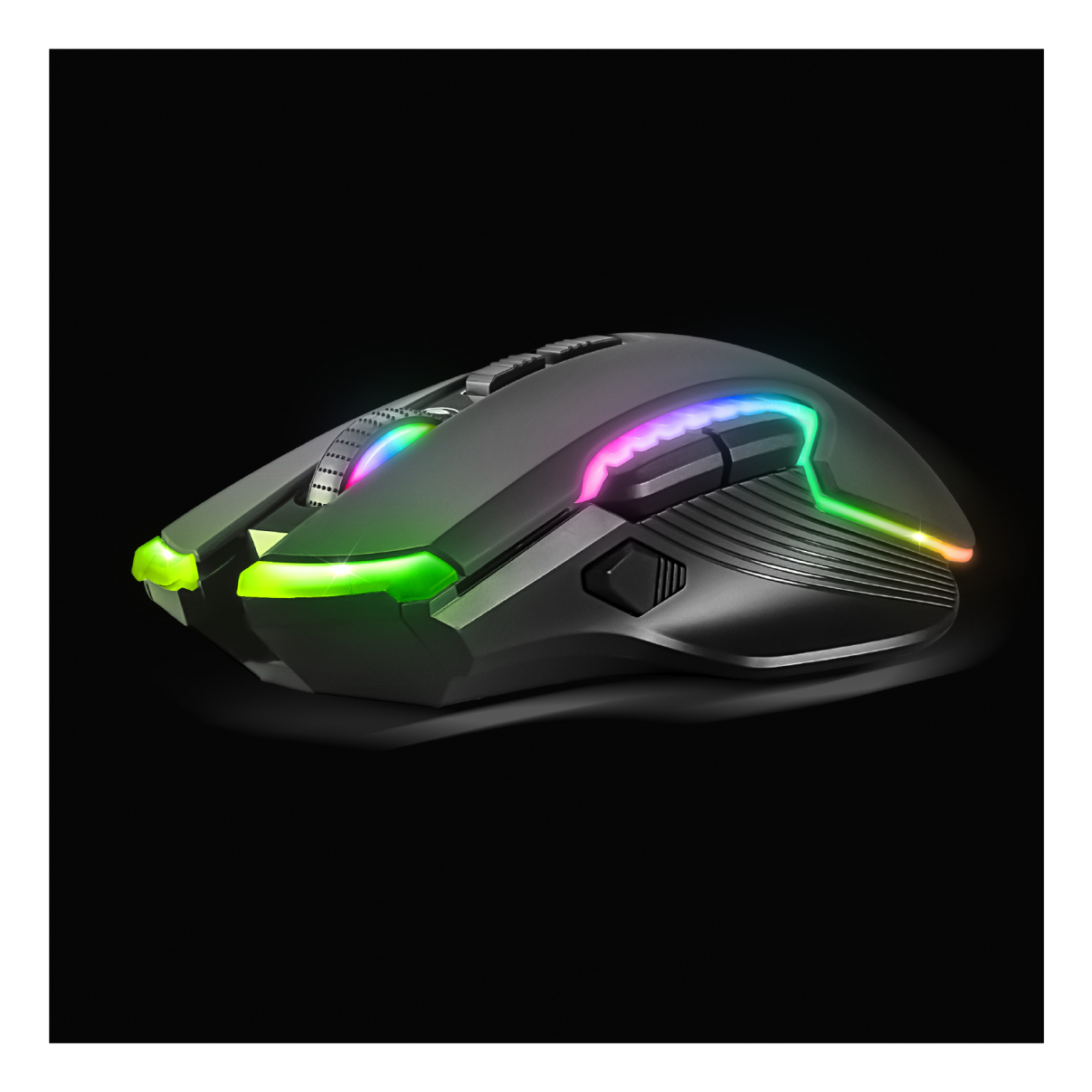 Eine schwarze Gaming-Maus mit bunter RGB-Beleuchtung auf schwarzem Hintergrund.