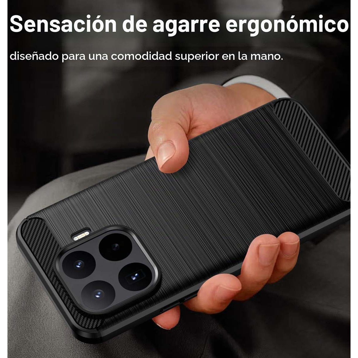 Mano sosteniendo un smartphone negro con cuatro lentes de cámara y texto.