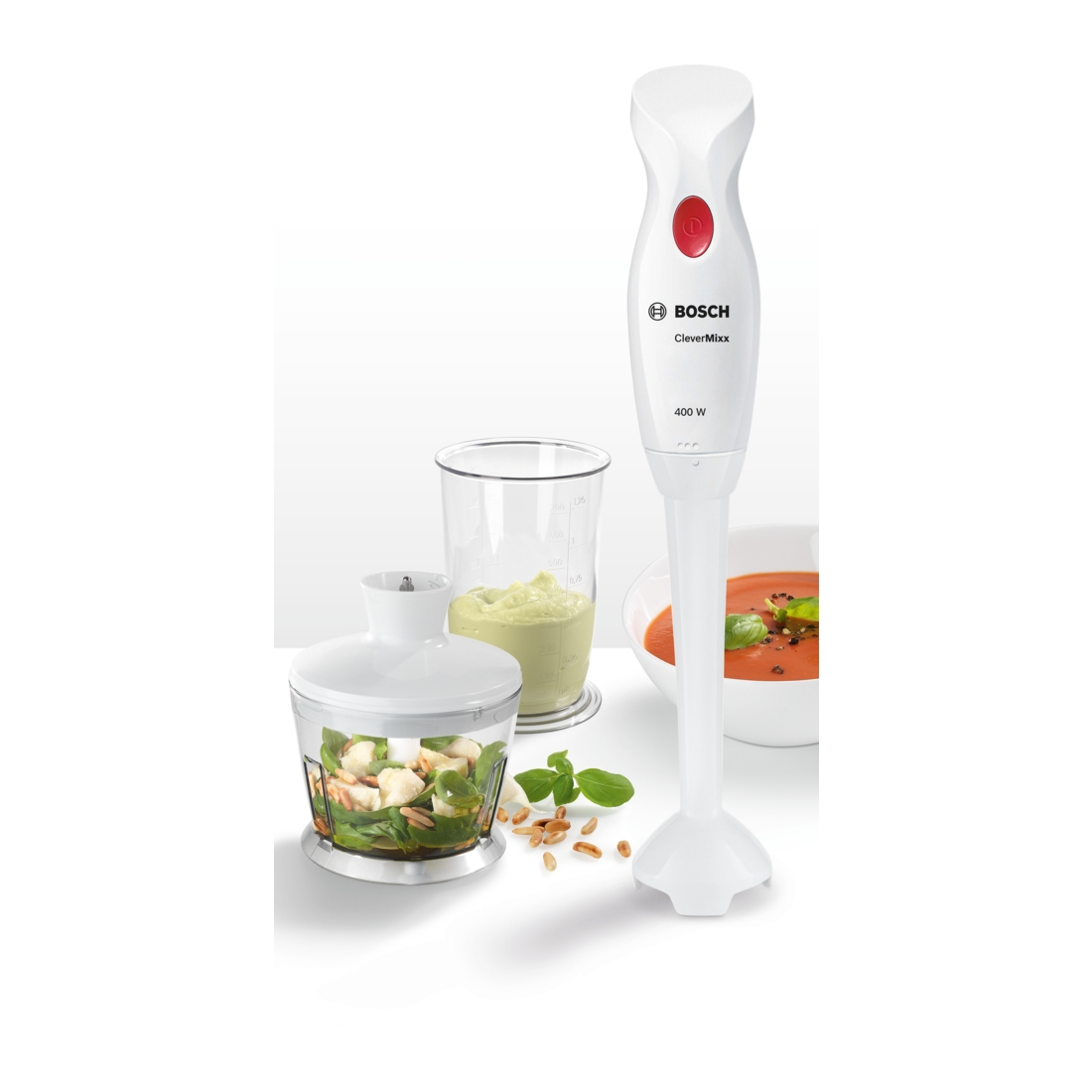 Biały blender ręczny Bosch z akcesoriami: rozdrabniaczem, miarem i miską z zupą na białym tle.