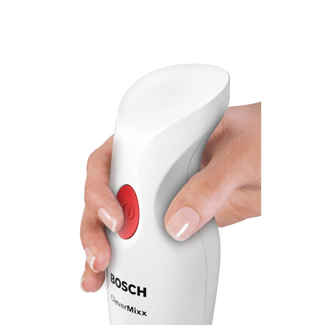 Ręka trzyma biały blender ręczny Bosch z czerwonym przyciskiem zasilania na białym tle.