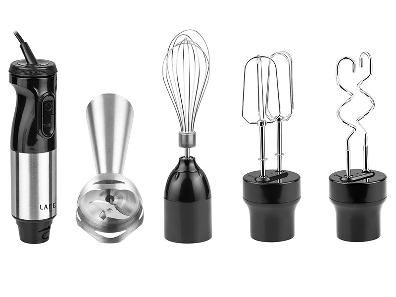 Czarny blender ręczny z elementami ze stali nierdzewnej oraz różnymi nasadkami, takimi jak trzepaczka i haki.
