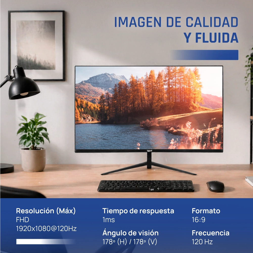 Un monitor de computadora en un escritorio de madera muestra un paisaje, con teclado, ratón, planta y lámpara.
