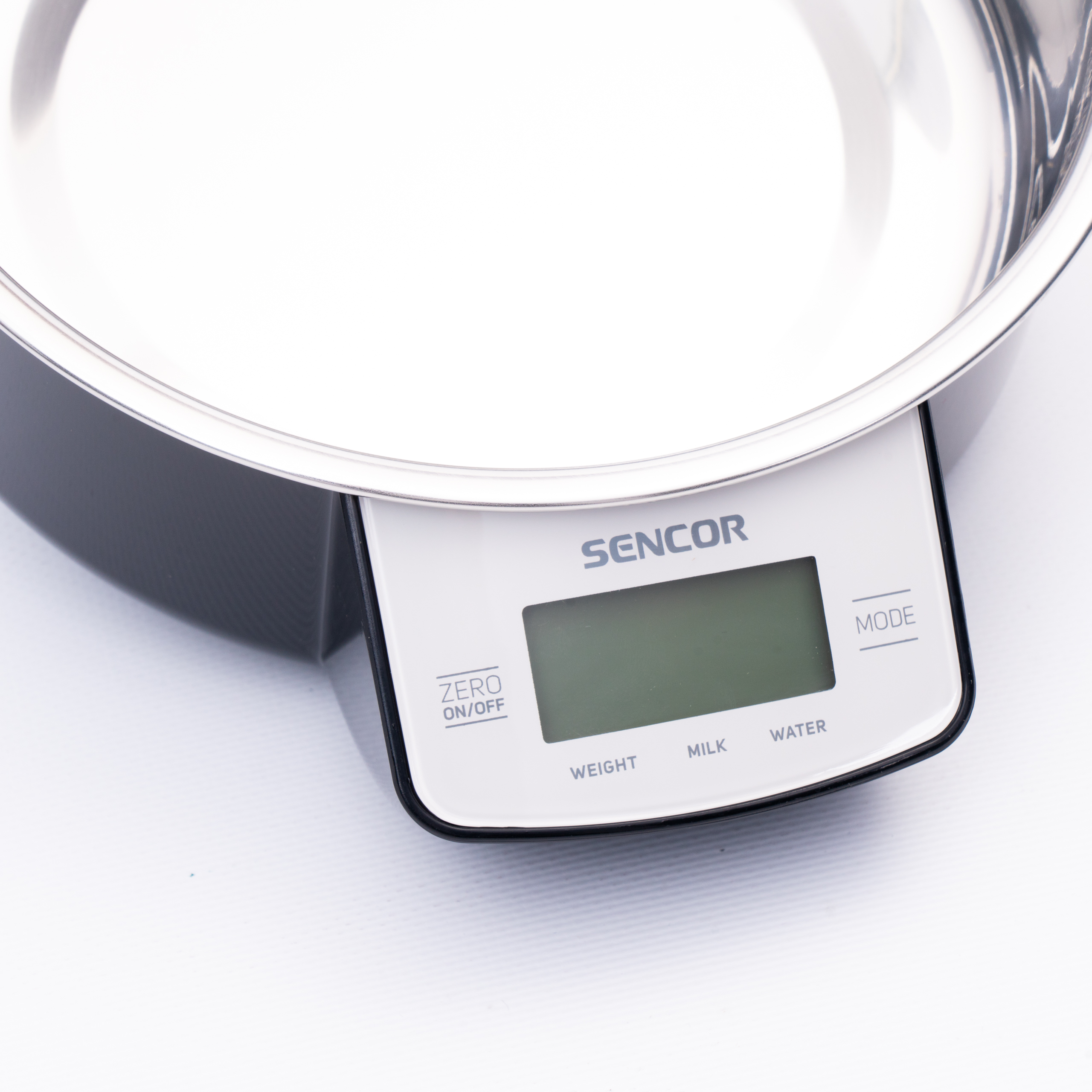 Una báscula de cocina digital Sencor con un tazón grande de acero inoxidable sobre fondo blanco.