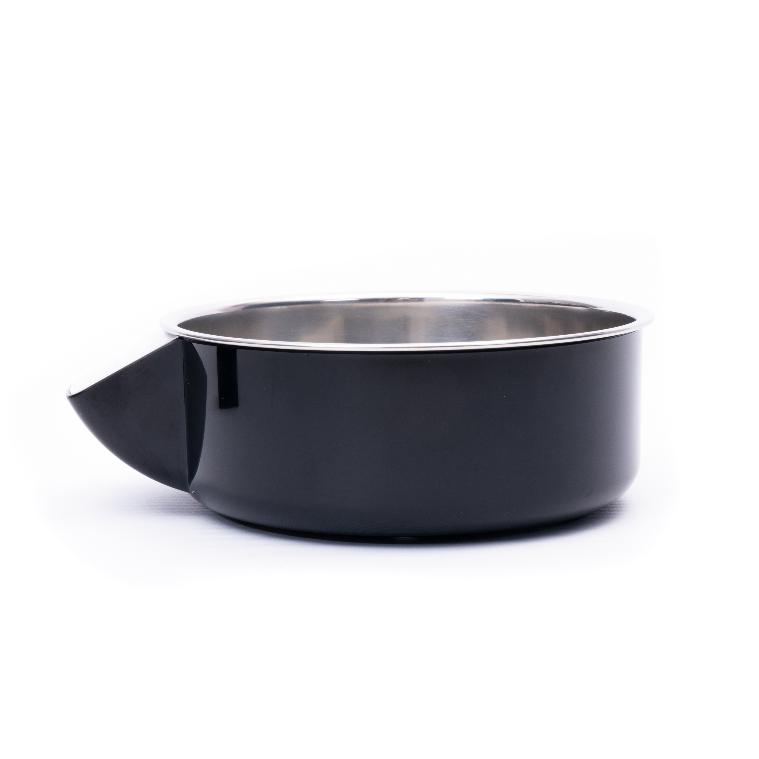 Un cuenco metálico negro con borde plateado y un asa negra sobre fondo blanco.