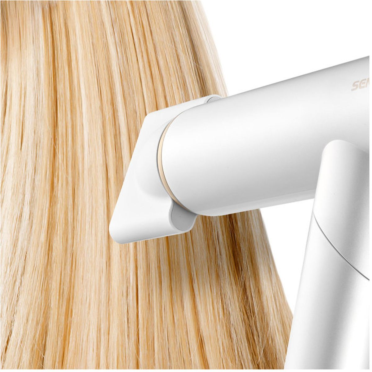Biała suszarka do włosów stylizująca długie, proste blond włosy.