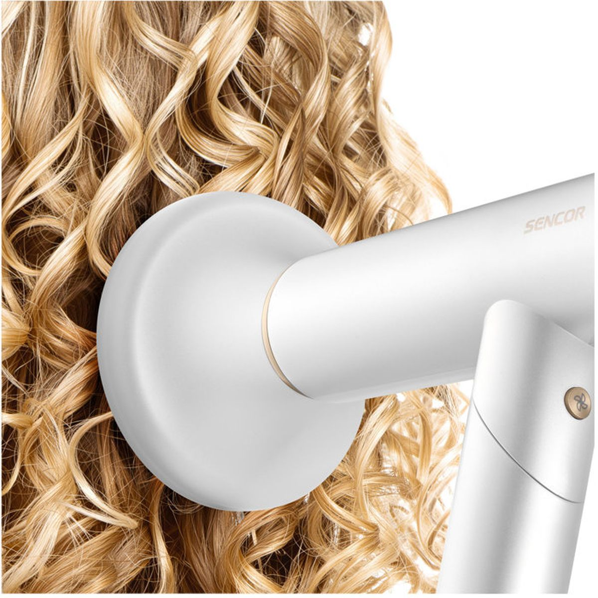 Biała suszarka do włosów z dyfuzorem suszy kręcone blond włosy.