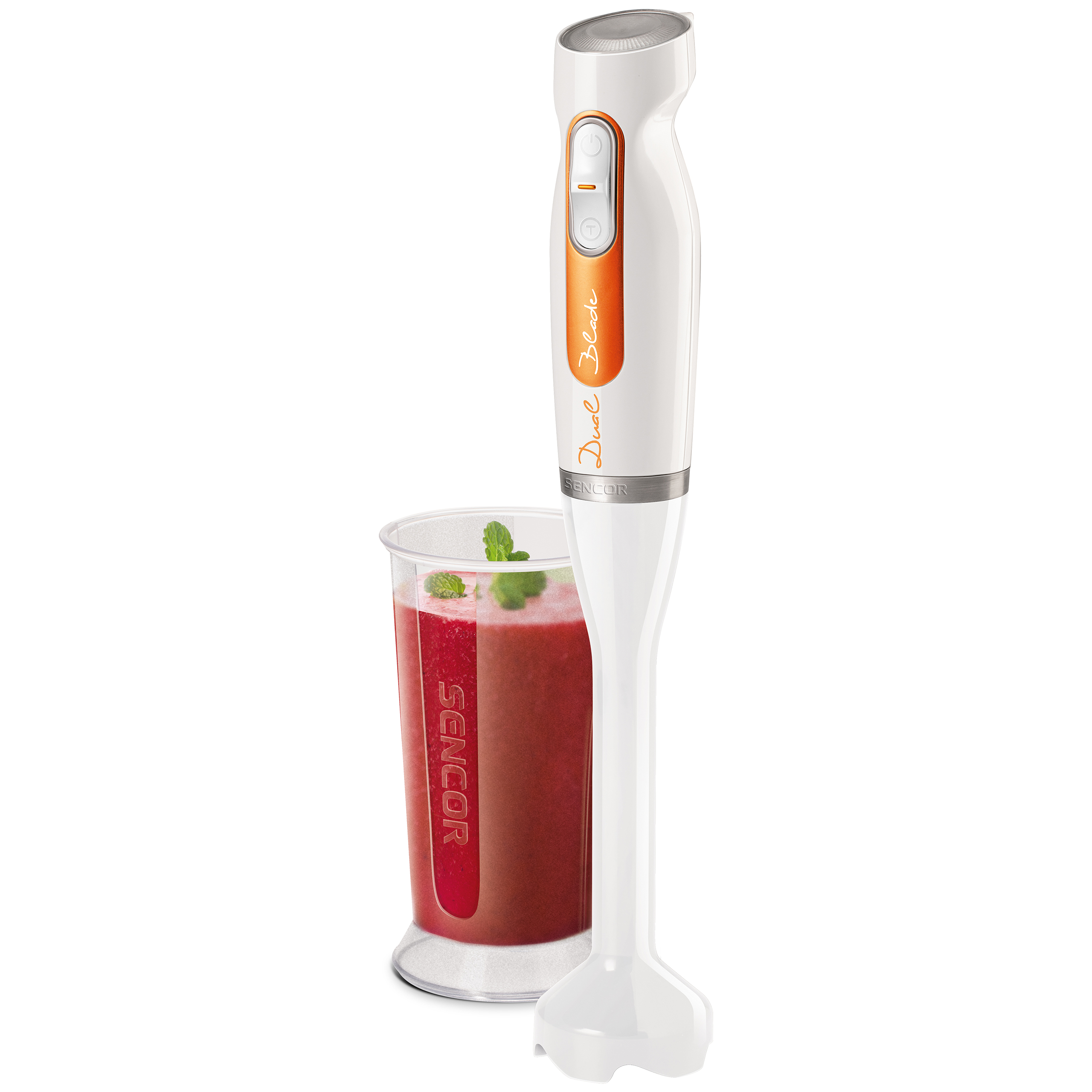 Białoróżowy blender ręczny stoi obok kubka z czerwonym smoothie i mięta na białym tle.
