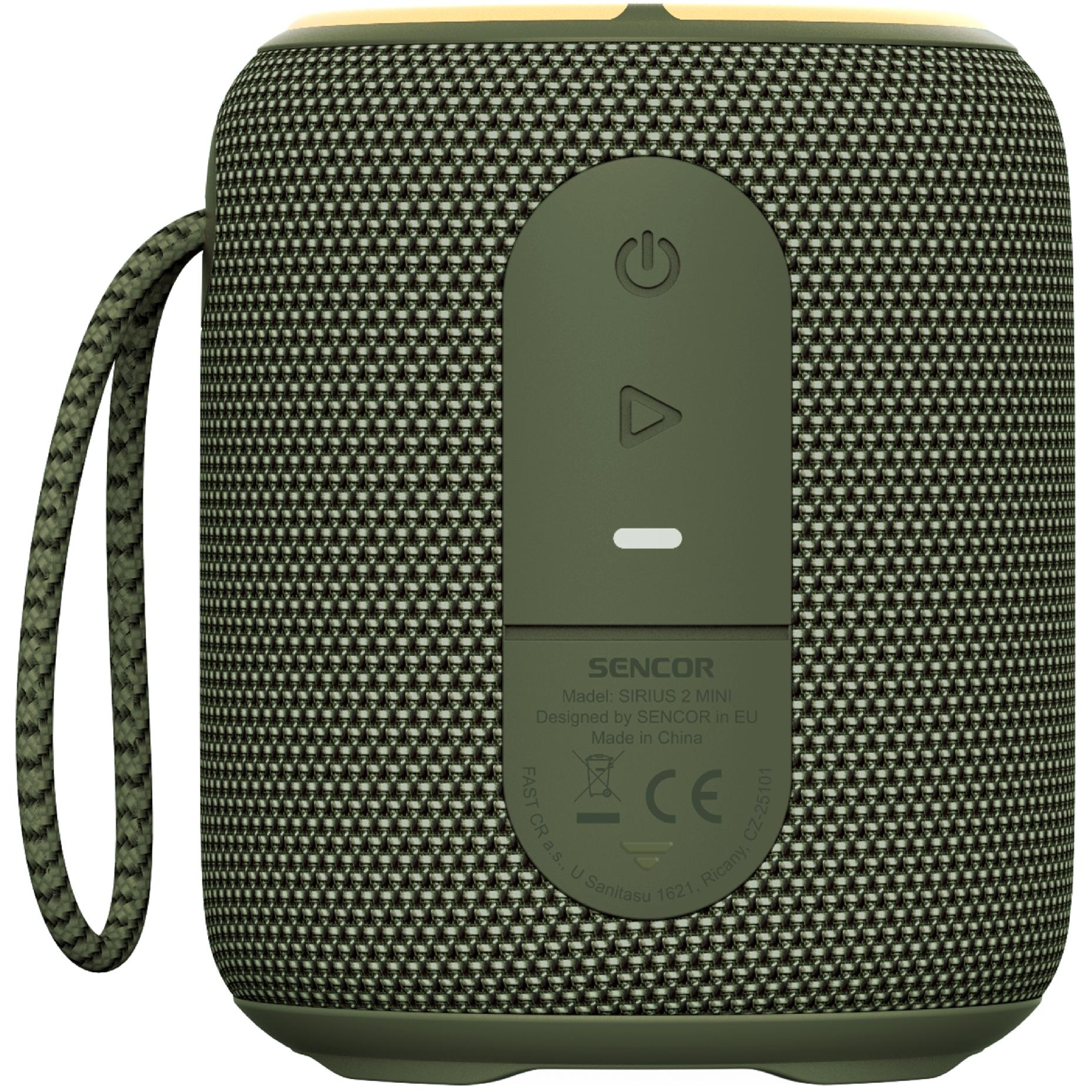 Zielony cylindryczny głośnik Bluetooth ze zintegrowanymi przyciskami sterującymi i paskiem do przenoszenia z boku.