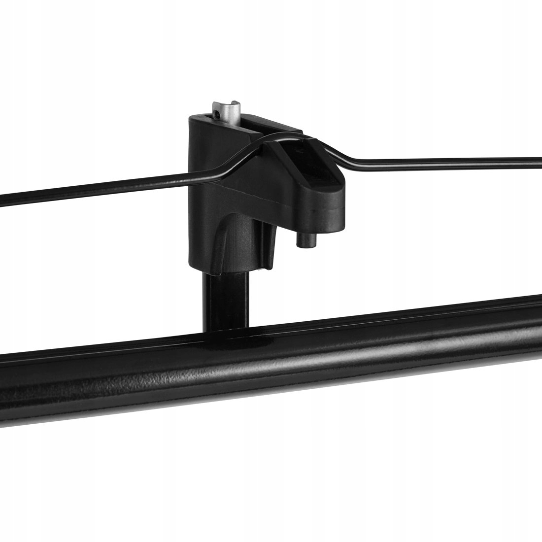 Conector de plástico negro con soporte metálico y barra horizontal sobre fondo blanco.