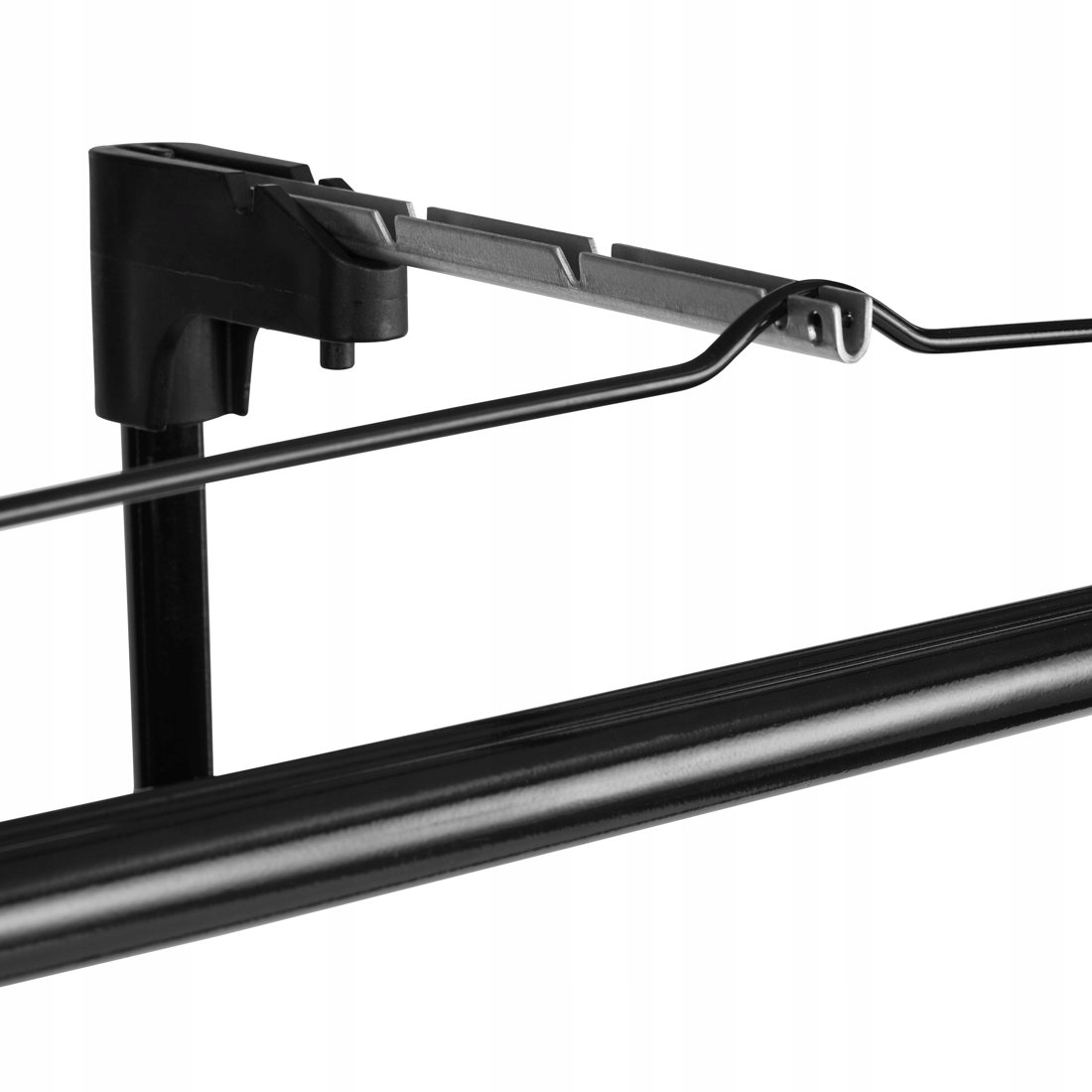 Primer plano de soportes de montaje de metal y plástico negro y plateado sobre fondo blanco.