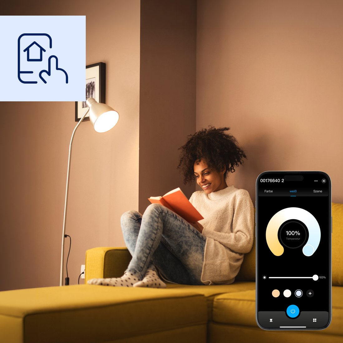 Kobieta czyta na żółtej kanapie przy zapalonej lampie, a smartfon wyświetla aplikację do sterowania oświetleniem.