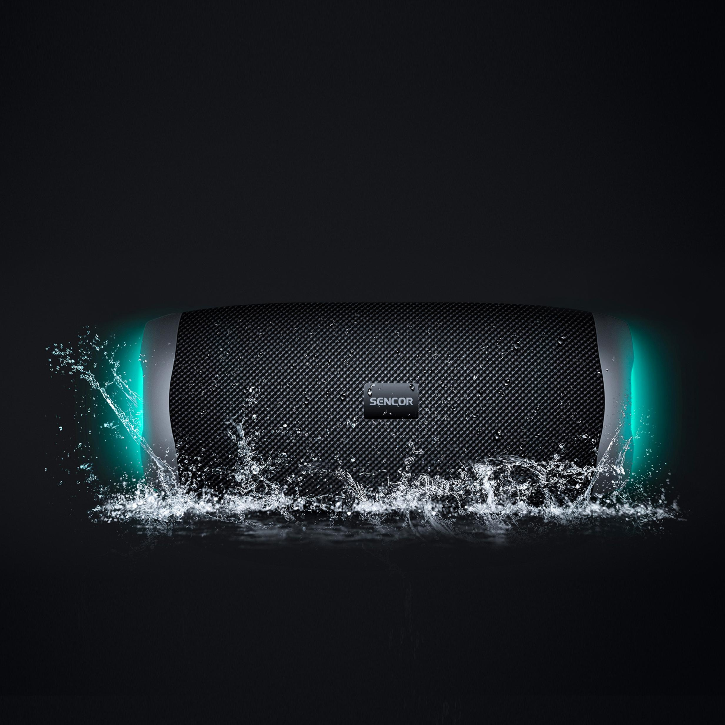 Czarny głośnik Bluetooth Sencor z zielonym światłem i pryskającą wodą na ciemnym tle.