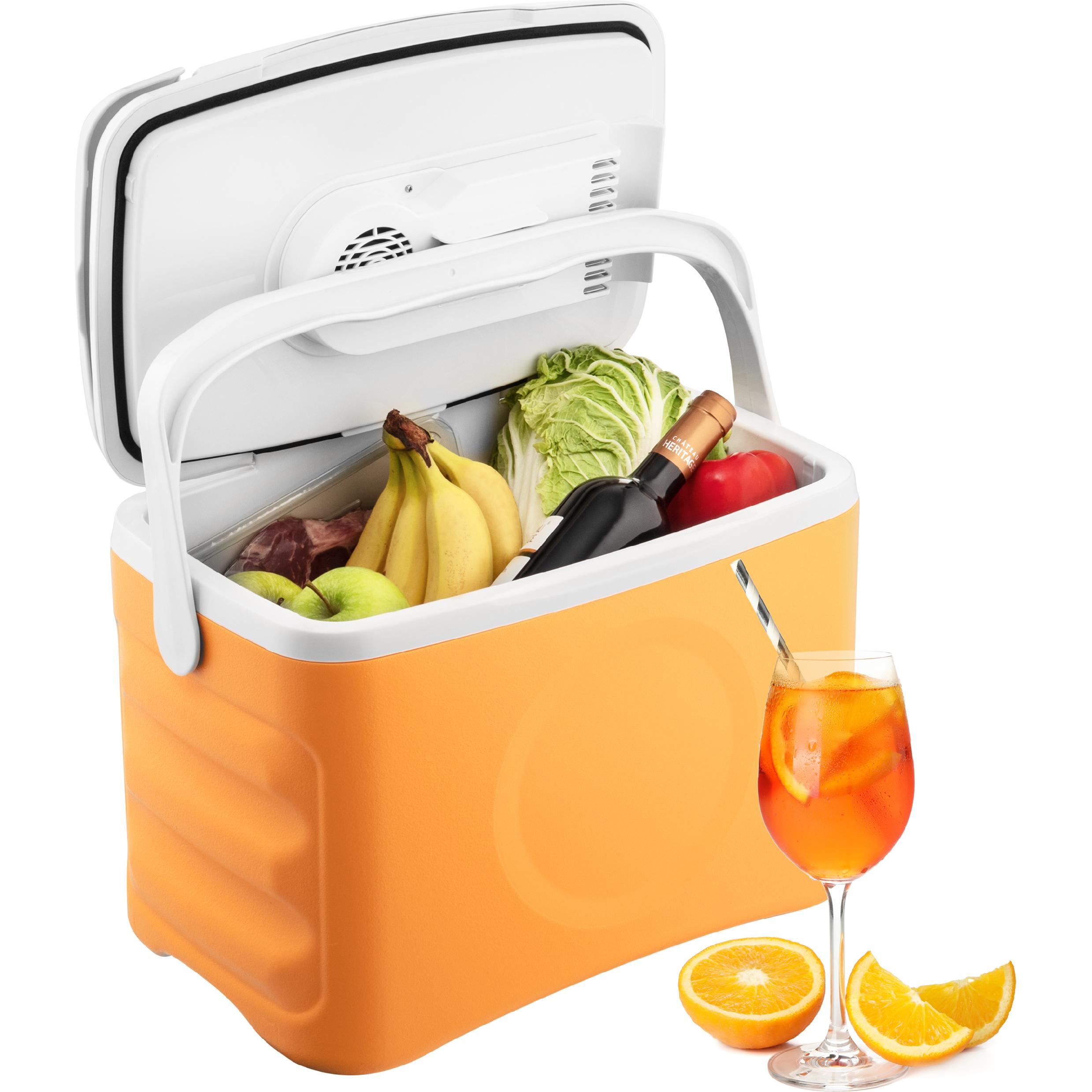 Offene orange Kühlbox mit Bananen, Wein, Salat, rotem Pfeffer und Fleisch, davor ein Aperitif und Orangenstücke.