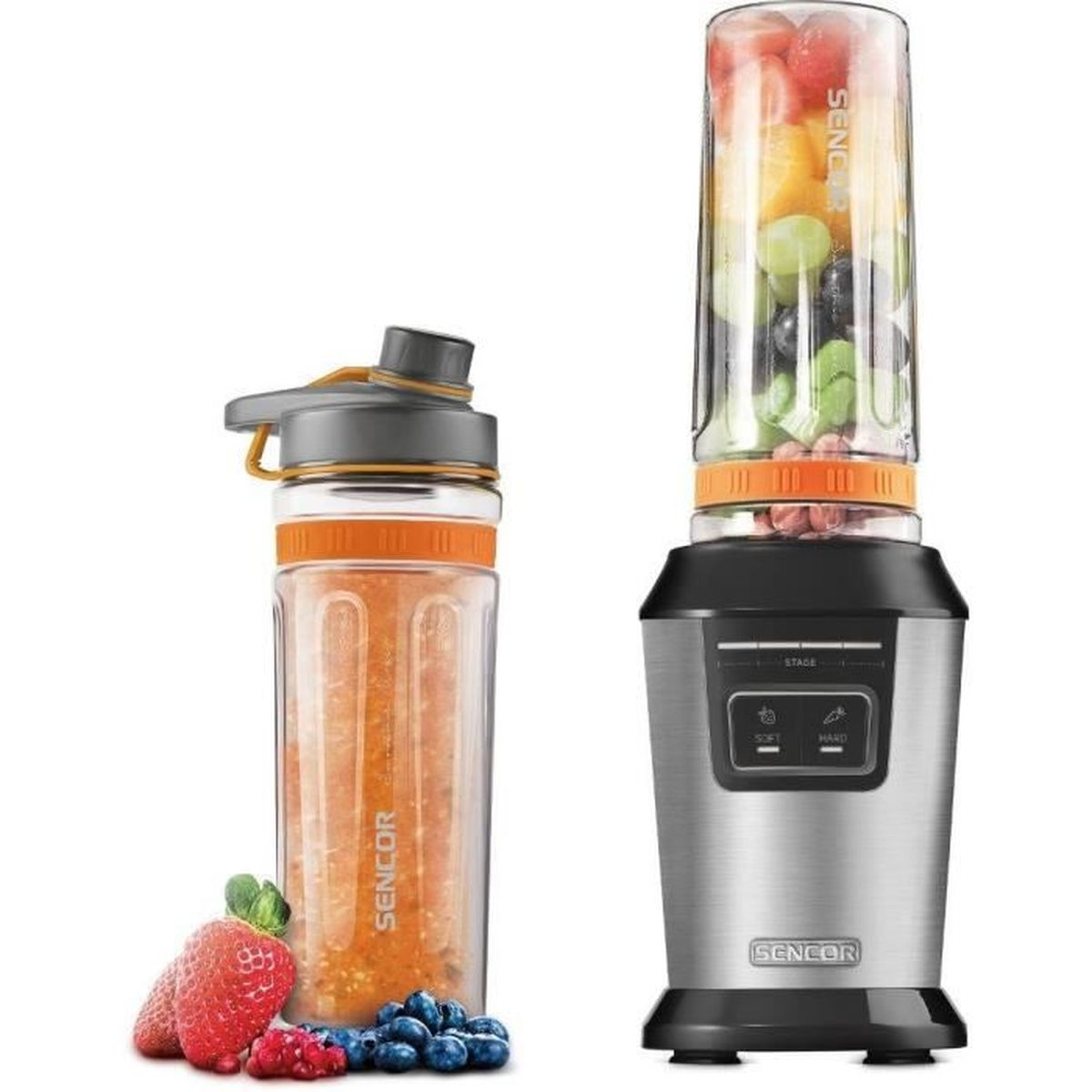 Ein silberner Sencor Standmixer gefüllt mit Früchten und eine separate Trinkflasche mit Smoothie neben frischen Beeren.