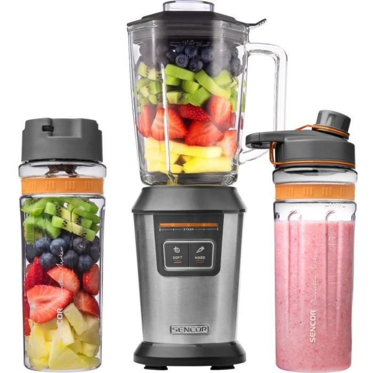 Ein silberner Standmixer mit zwei Flaschen, gefüllt mit frischen Früchten und einem fertigen Smoothie.