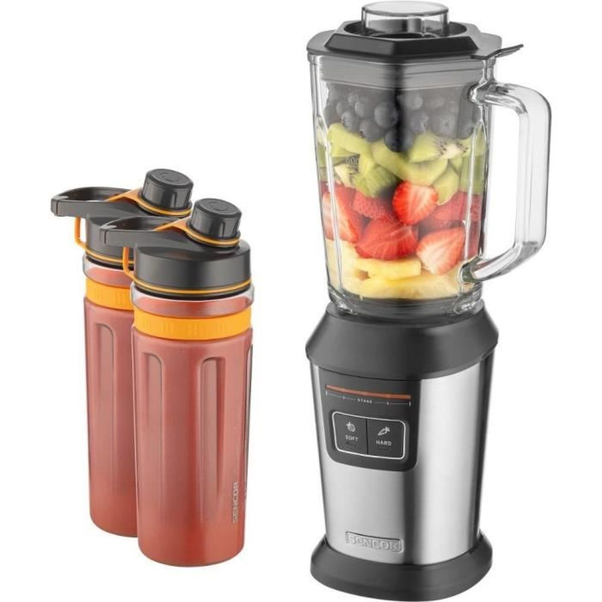 Ein silberner Standmixer mit Früchten im Glas und zwei orange-schwarze To-Go-Behälter auf weißem Hintergrund.