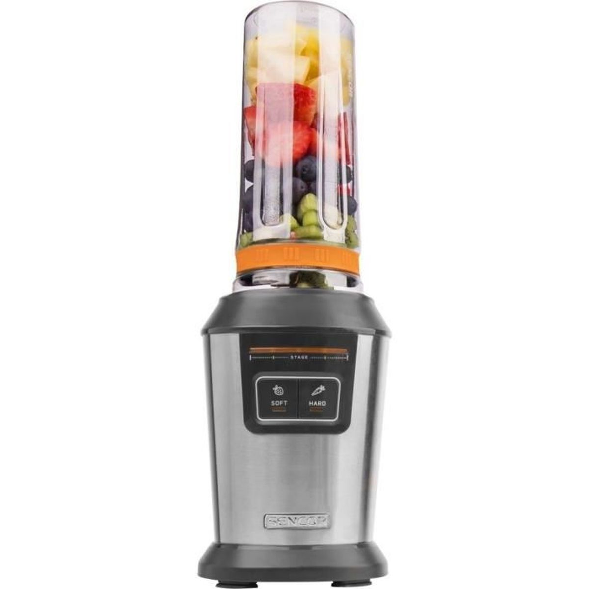 Ein silberner Standmixer mit gefülltem Mixbecher voller Erdbeeren, Blaubeeren, Bananen und Kiwi auf weißem Grund.