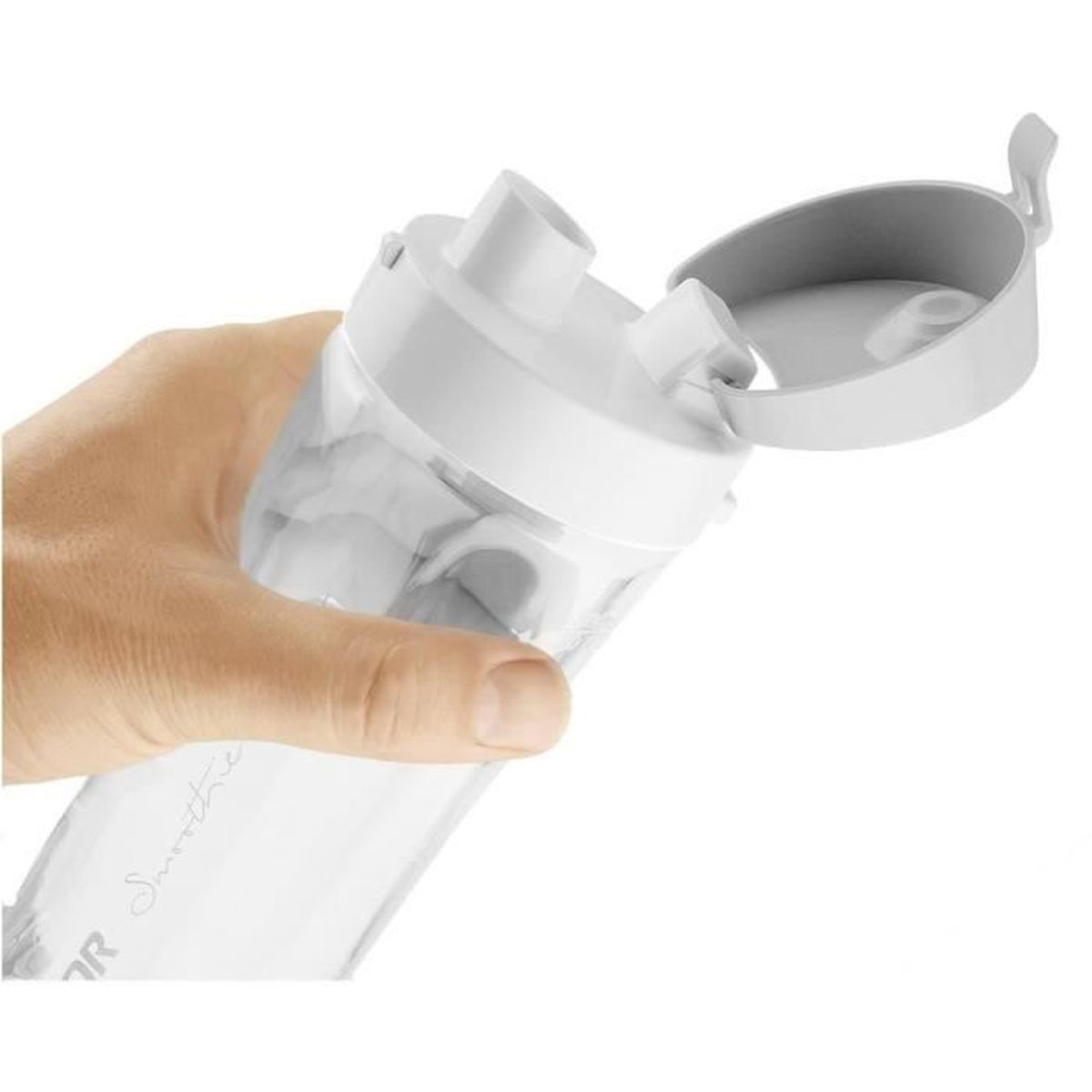 Eine Hand hält eine transparente Flasche mit weißem Deckel und offener Tülle auf weißem Grund.